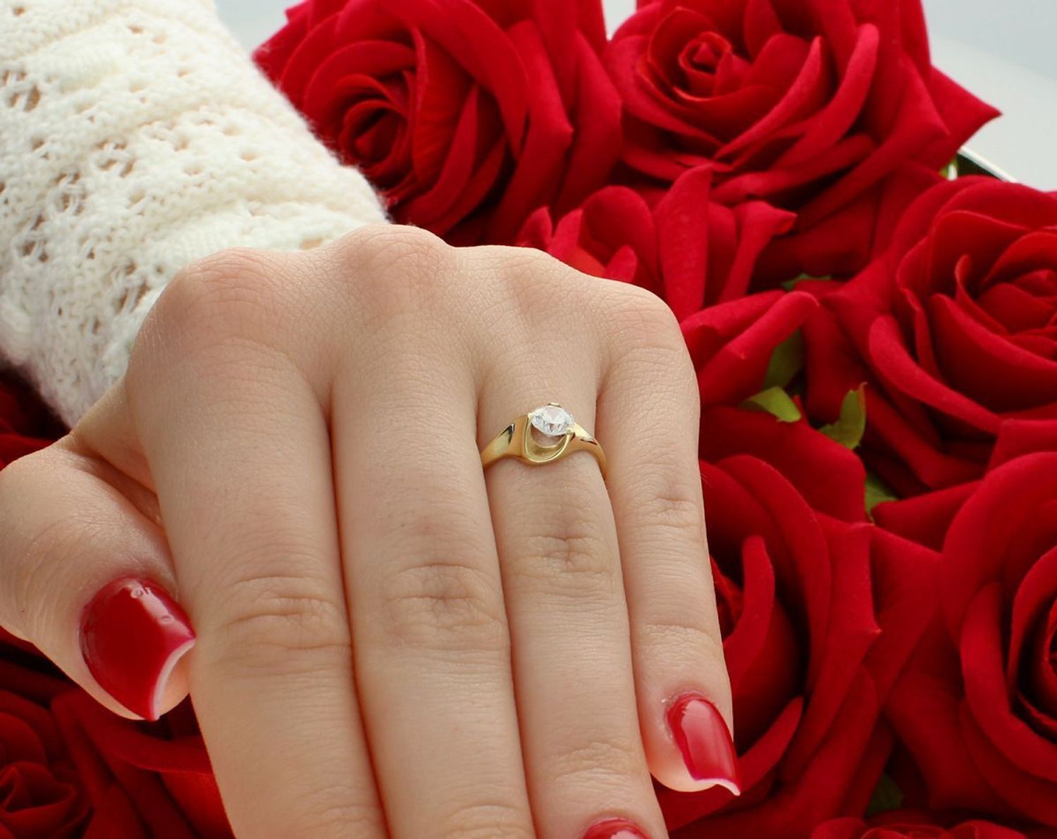 Złoty pierścionek damski próby 585 ozdobiony cyrkonią. Waga 2,12 g, rozmiar 7 mm x 1 cm – elegancka biżuteria z subtelnym designem. Idealny na prezent.1.jpg