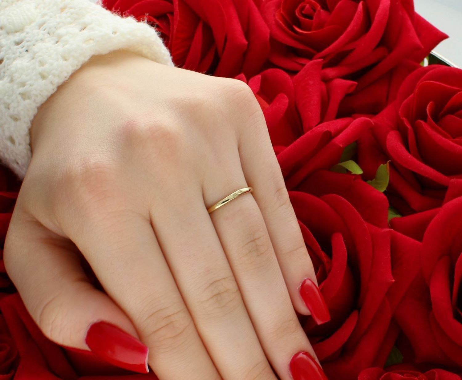 Złoty pierścionek damski próby 585 ozdobiony cyrkonią. Waga 2,12 g, rozmiar 7 mm x 1 cm – elegancka biżuteria z subtelnym designem. Idealny na prezent.1.jpg