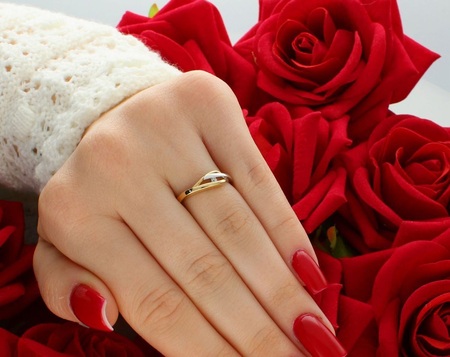 Złoty pierścionek damski 585 z cyrkonią, model DIA-PRS-6059-585, biało-żółte złoto, rozmiar 12, 2,25 g. Nowoczesna elegancja na każdą okazję.1.jpg