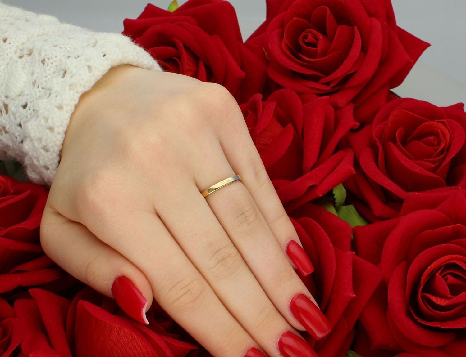 Złoty pierścionek damski 585 z cyrkonią, model DIA-PRS-6059-585, biało-żółte złoto, rozmiar 12, 2,25 g. Nowoczesna elegancja na każdą okazję.1.jpg