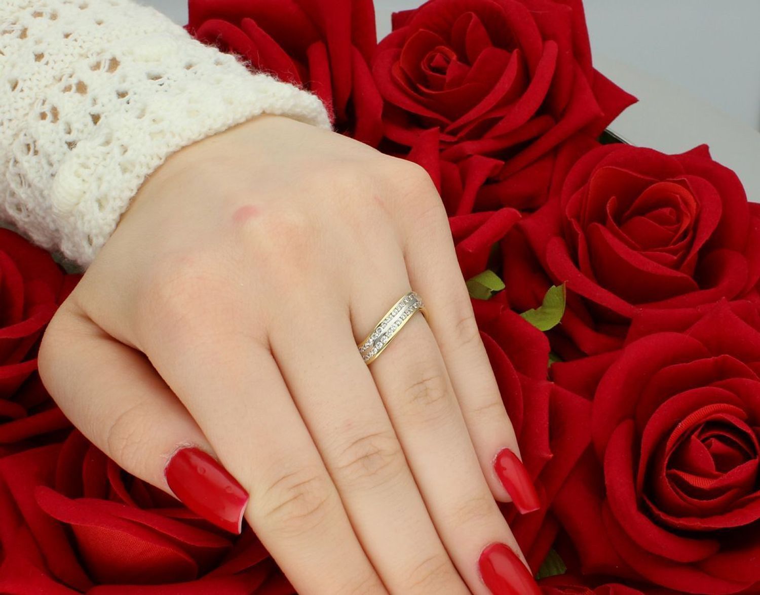 Złoty pierścionek damski próby 585, model DIA-PRS-6061-585, zdobiony cyrkoniami. Rozmiar 12, waga 2,34 g. Elegancki i kobiecy dodatek na każdą okazję.1.jpg