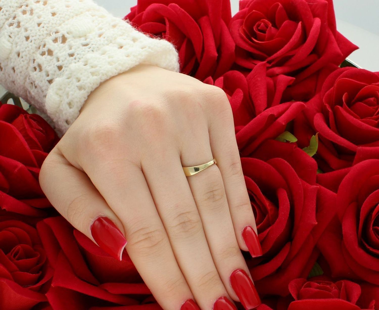 Złoty pierścionek damski próby 585, model DIA-PRS-6061-585, zdobiony cyrkoniami. Rozmiar 12, waga 2,34 g. Elegancki i kobiecy dodatek na każdą okazję.1.jpg