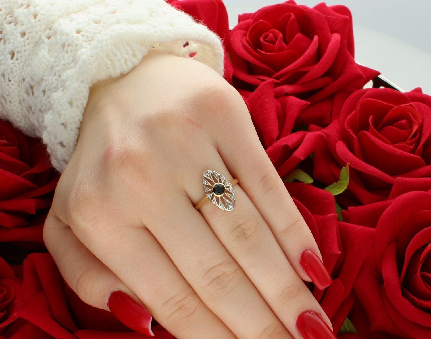 Złoty pierścionek damski 585 z owalną czarną cyrkonią otoczoną białymi kamieniami. Rozmiar 12. Styl glamour, idealny na prezent lub wyjątkowe okazje.1.jpg