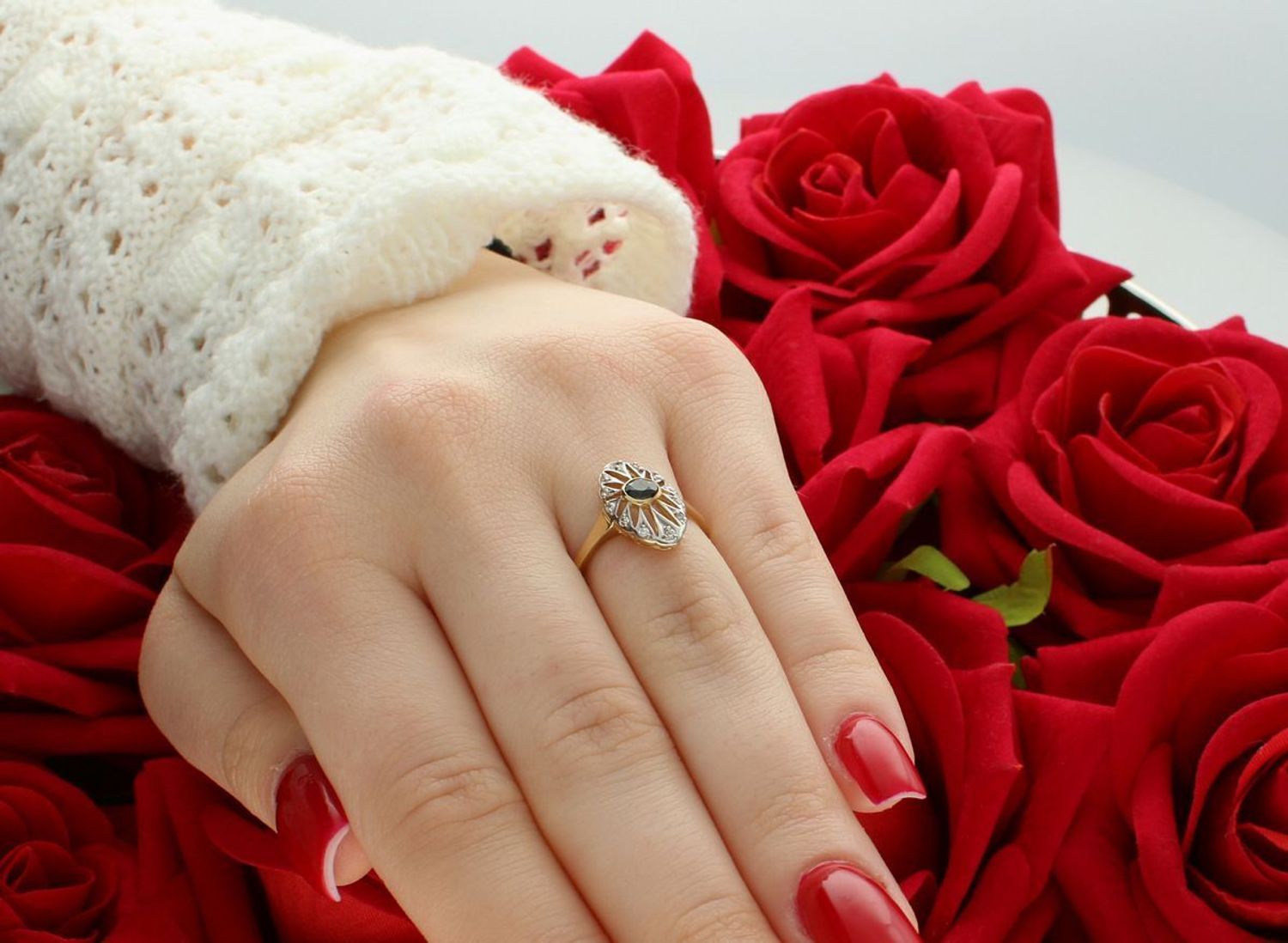 Złoty pierścionek damski 585 z owalną czarną cyrkonią otoczoną białymi kamieniami. Rozmiar 12. Styl glamour, idealny na prezent lub wyjątkowe okazje.1.jpg