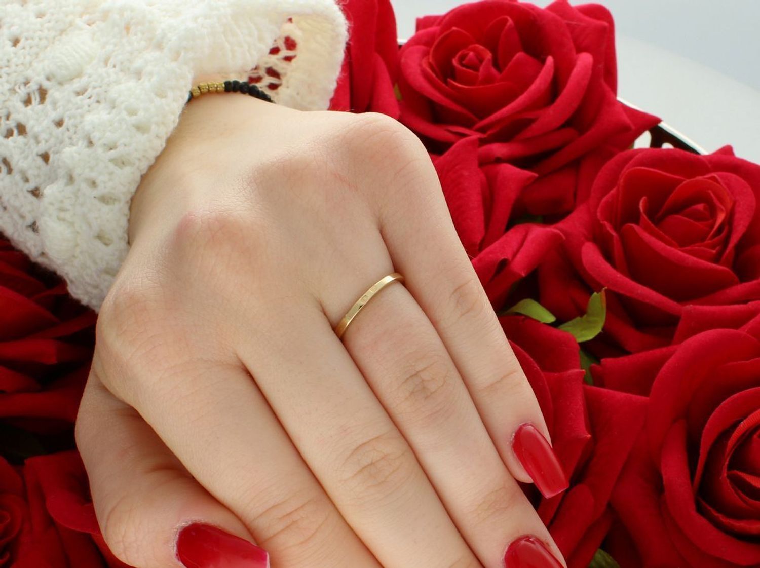 Złoty pierścionek damski 585 z owalną czarną cyrkonią otoczoną białymi kamieniami. Rozmiar 12. Styl glamour, idealny na prezent lub wyjątkowe okazje.1.jpg