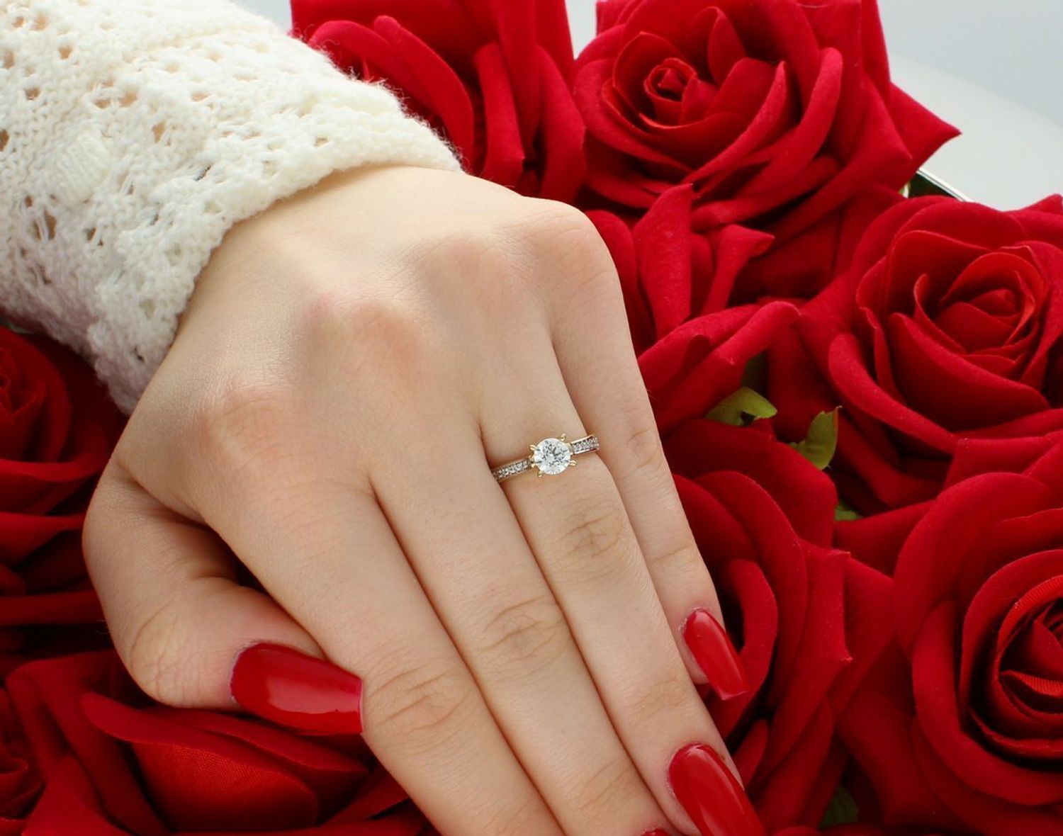 Złoty pierścionek damski próby 585 z cyrkoniami. Waga 2,33 g, rozmiar 12, szerokość szyny 3 mm, element ozdobny 5 mm. Idealny pierścionek na zaręczyny.1.jpg