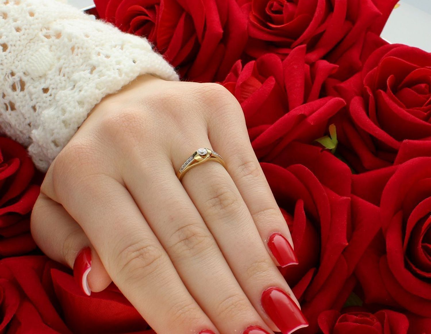 Złoty pierścionek damski próby 585, rozmiar 12, z cyrkoniami. Waga 2,38 g. Klasyczny, elegancki model idealny na prezent, zaręczyny i wyjątkowe okazje.1.jpg