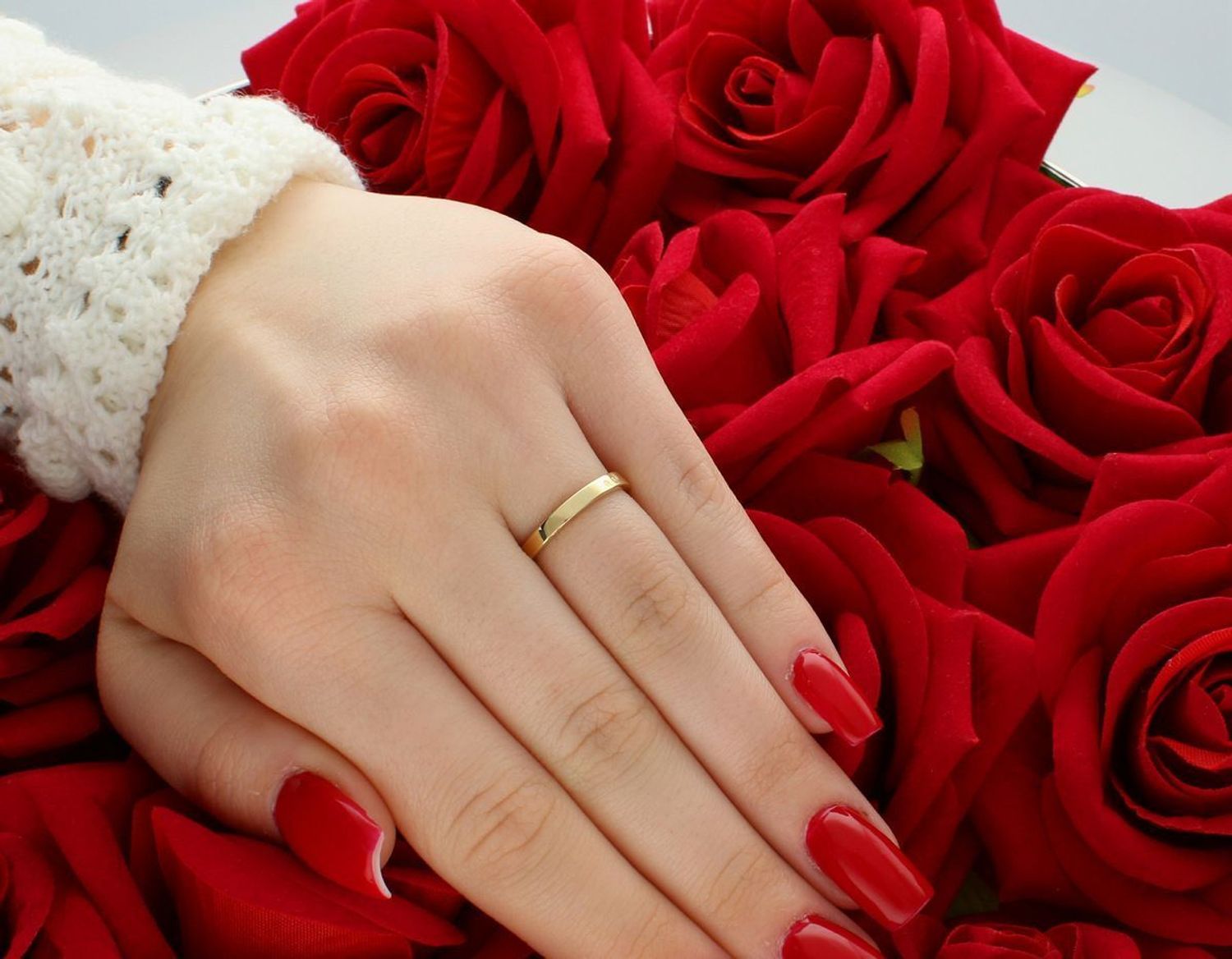 Złoty pierścionek damski próby 585, rozmiar 12, z cyrkoniami. Waga 2,38 g. Klasyczny, elegancki model idealny na prezent, zaręczyny i wyjątkowe okazje.1.jpg