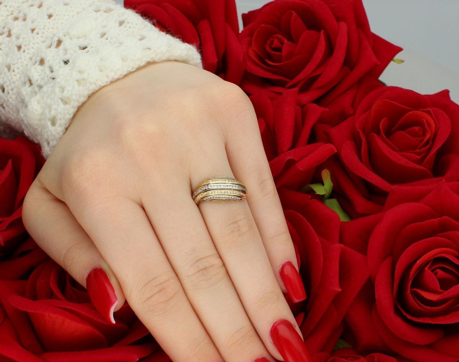 Złoty pierścionek damski próby 585 z efektownym zdobieniem cyrkoniami. Waga 2,43 g, szerokość 9 mm – idealny na prezent lub wyjątkową okazję.1.jpg