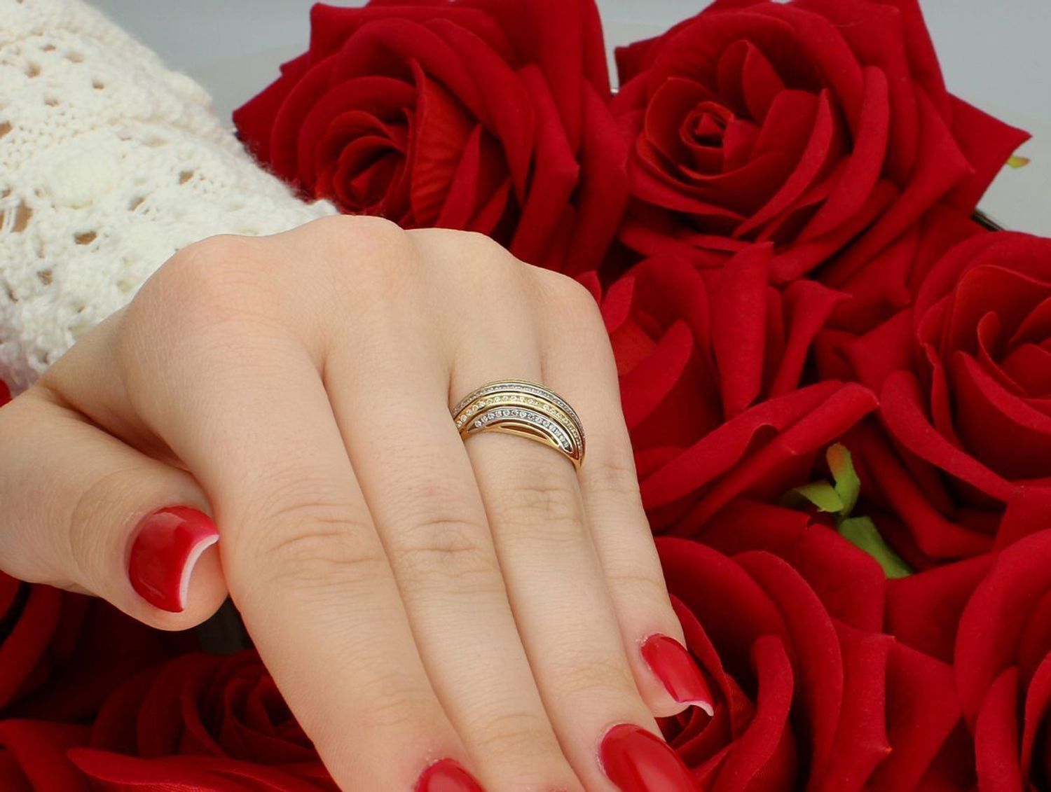 Złoty pierścionek damski próby 585 z efektownym zdobieniem cyrkoniami. Waga 2,43 g, szerokość 9 mm – idealny na prezent lub wyjątkową okazję.1.jpg