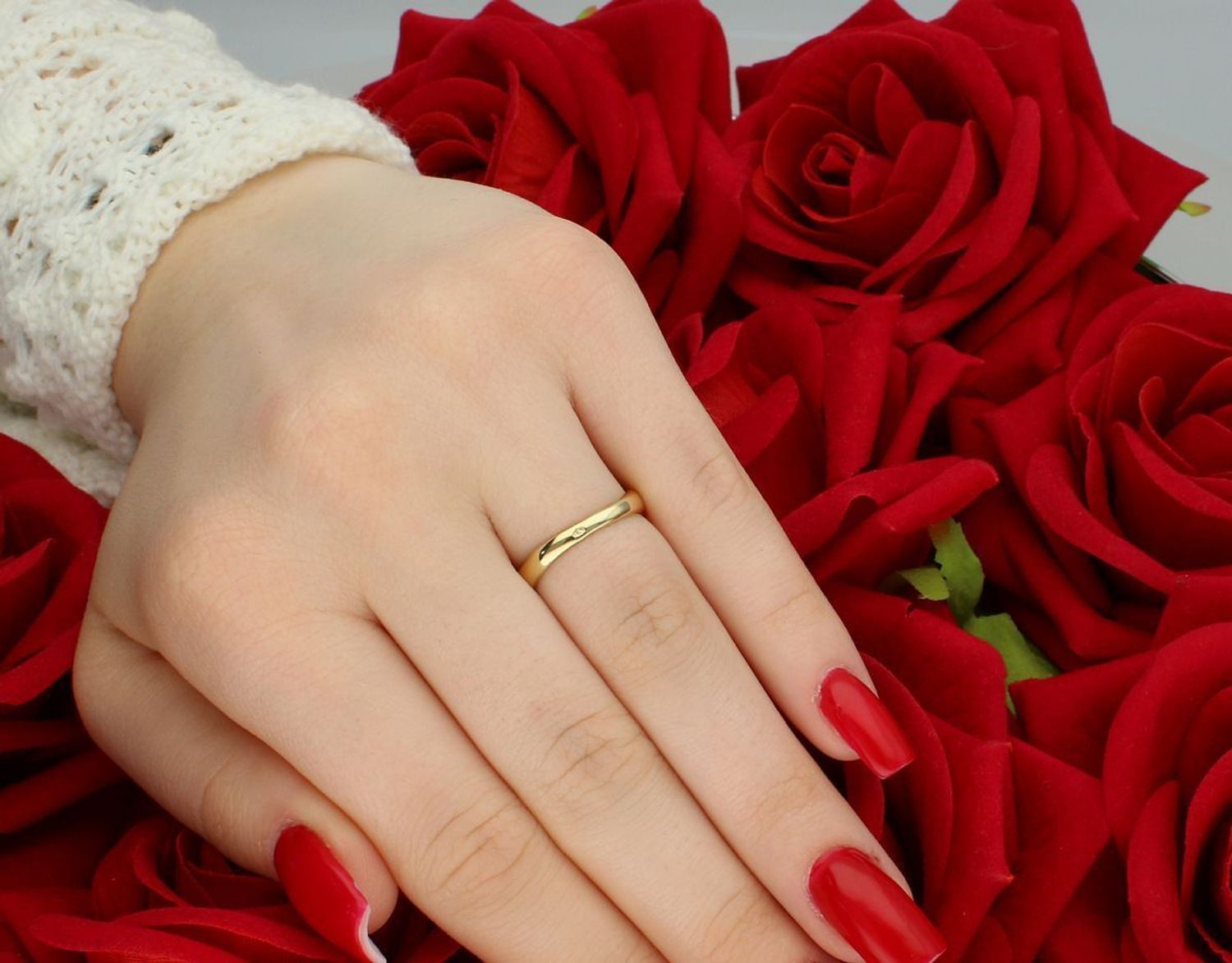 Złoty pierścionek damski próby 585 z efektownym zdobieniem cyrkoniami. Waga 2,43 g, szerokość 9 mm – idealny na prezent lub wyjątkową okazję.1.jpg