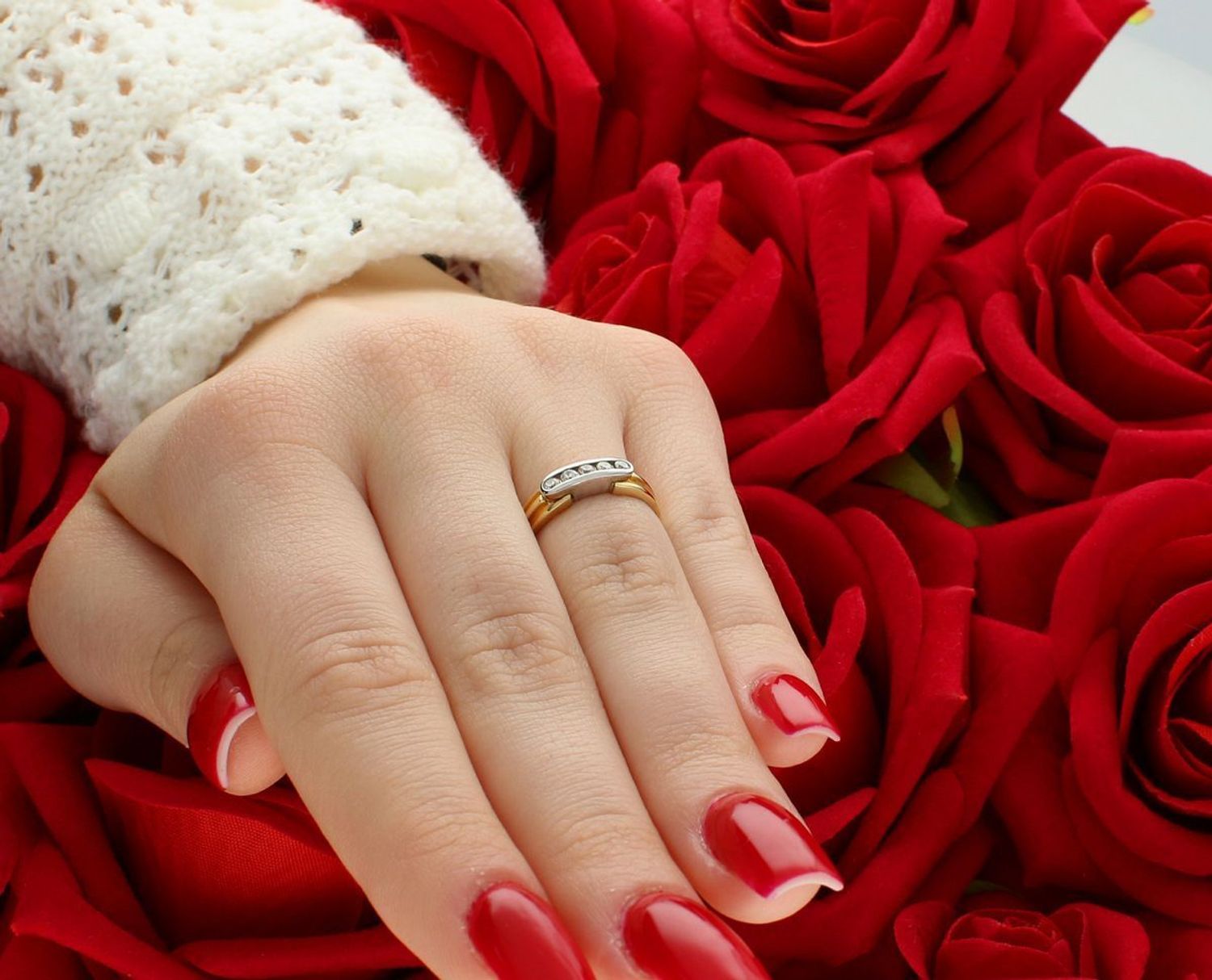 Złoty pierścionek damski 585 z pasem cyrkonii. Model DIA-PRS-6067-585, 2,49 g, rozmiar 12. Klasyka i blask w jednym. Kup teraz w naszym sklepie z biżuterią!1.jpg