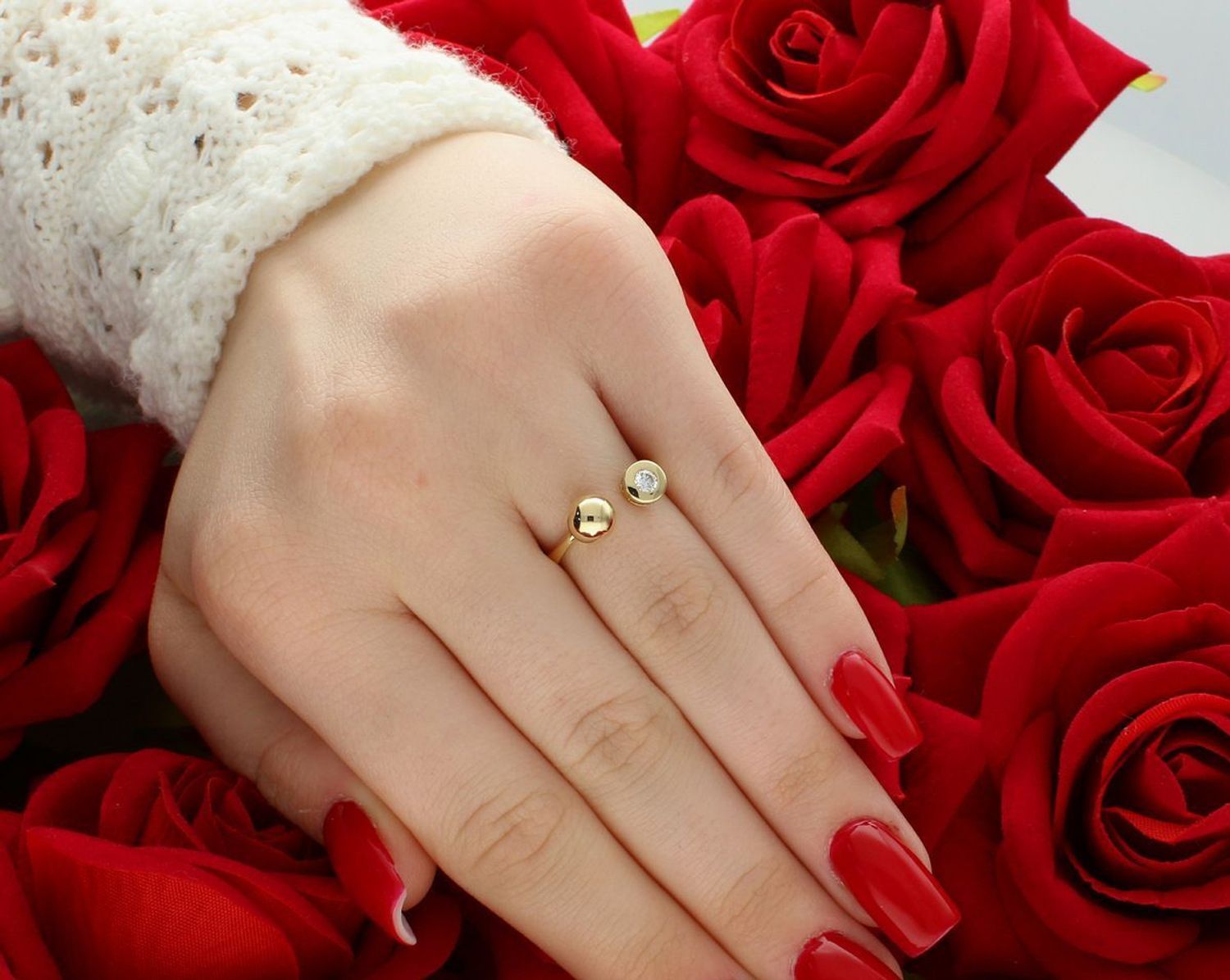 Nowoczesny złoty pierścionek damski 585 z otwartą formą, kuleczką i cyrkonią. Rozmiar 12, waga 2,50 g. Stylowy i oryginalny dodatek dla kobiet z charakterem.1.jpg