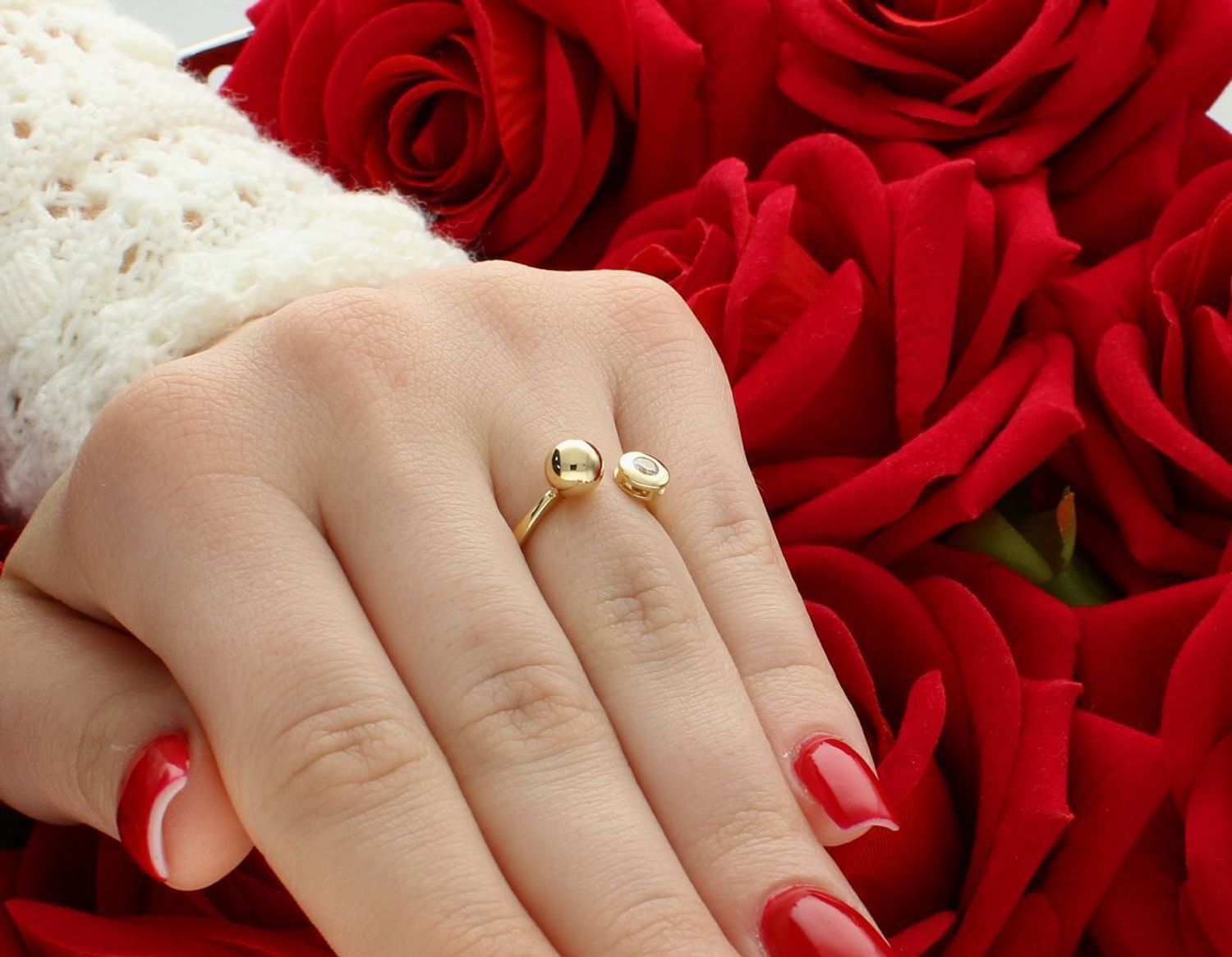 Nowoczesny złoty pierścionek damski 585 z otwartą formą, kuleczką i cyrkonią. Rozmiar 12, waga 2,50 g. Stylowy i oryginalny dodatek dla kobiet z charakterem.1.jpg