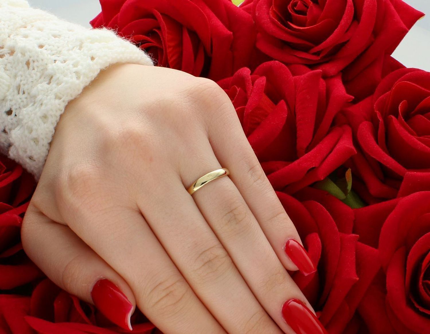 Nowoczesny złoty pierścionek damski 585 z otwartą formą, kuleczką i cyrkonią. Rozmiar 12, waga 2,50 g. Stylowy i oryginalny dodatek dla kobiet z charakterem.1.jpg