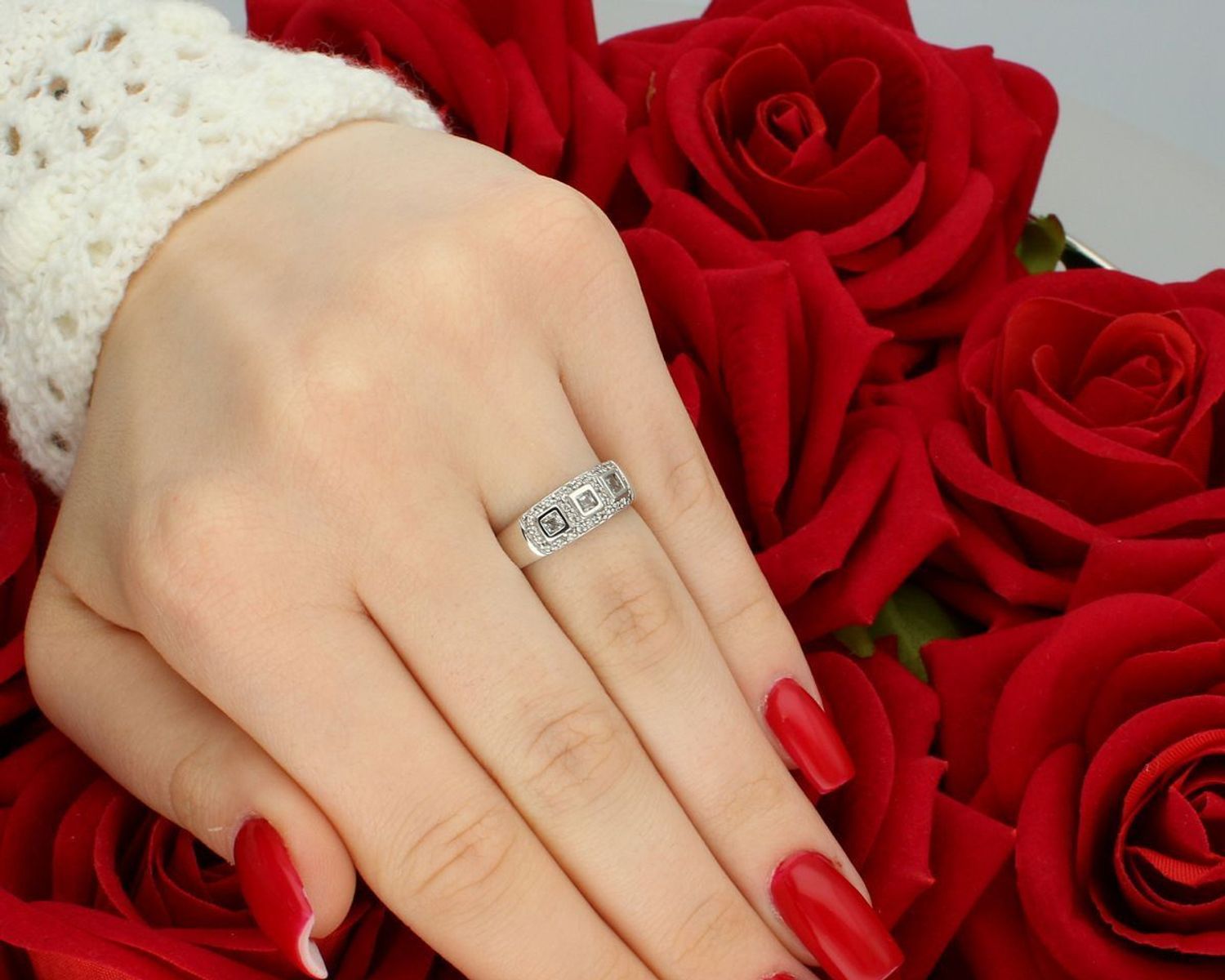 Pierścionek damski z białego złota próby 585, rozmiar 12, zdobiony cyrkoniami. Waga 2,93 g, szerokość 6 mm. Klasyka i elegancja w nowoczesnym wydaniu.1.jpg