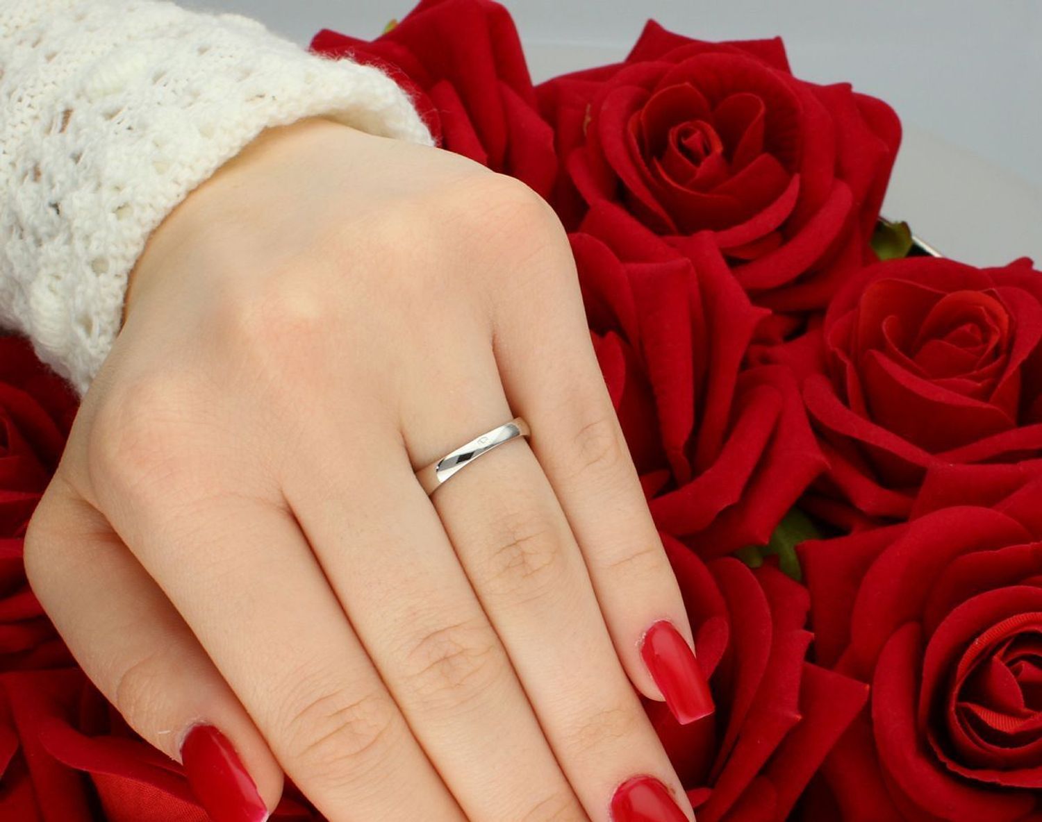 Pierścionek damski z białego złota próby 585, rozmiar 12, zdobiony cyrkoniami. Waga 2,93 g, szerokość 6 mm. Klasyka i elegancja w nowoczesnym wydaniu.1.jpg