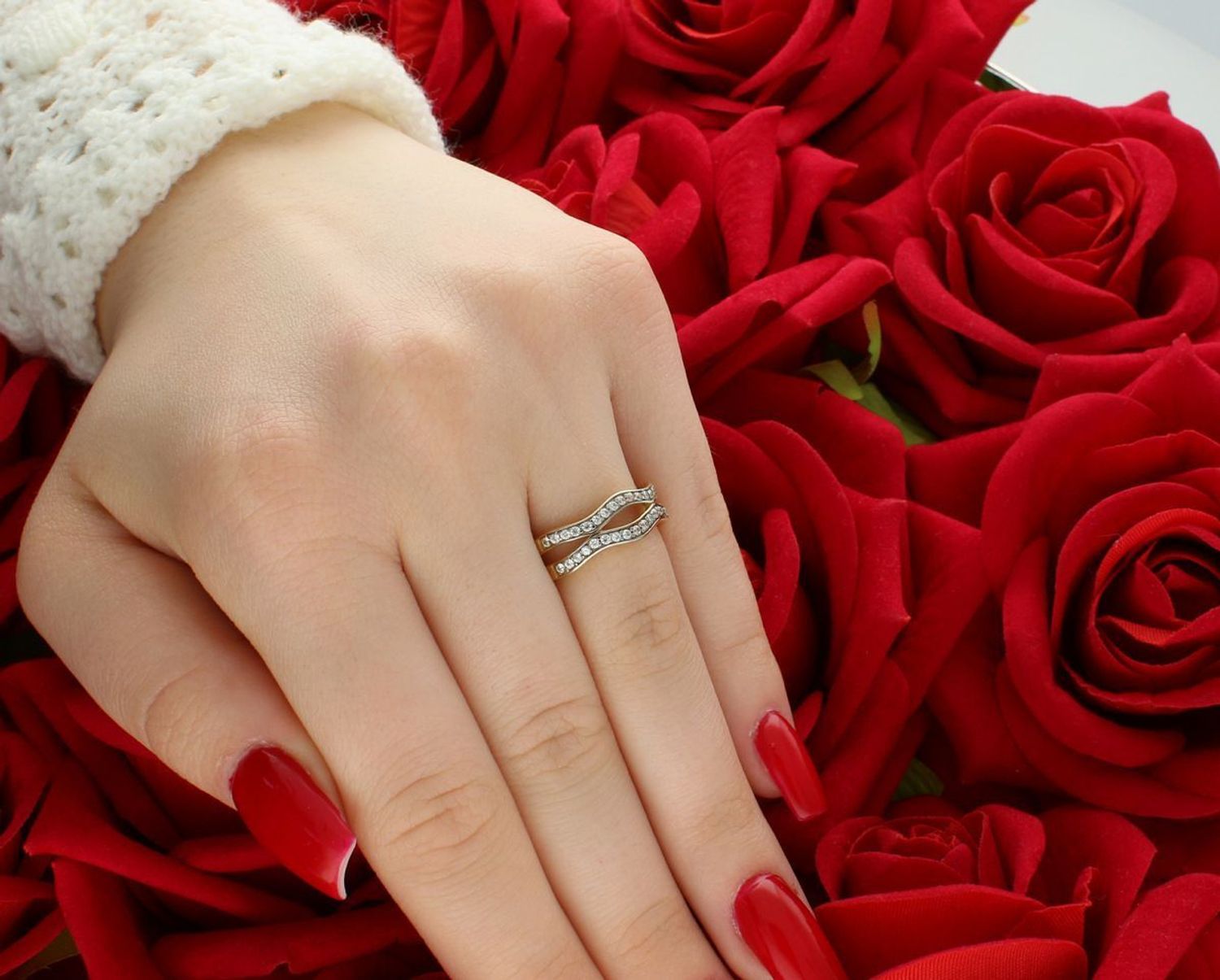 Złoty pierścionek damski 585 z cyrkoniami, model DIA-PRS-6072-585. Waga 2,95 g, rozmiar 12, szerokość góry 6 mm. Stylowy, elegancki i ponadczasowy wybór. Sprawdź w naszym sklepie!1.jpg