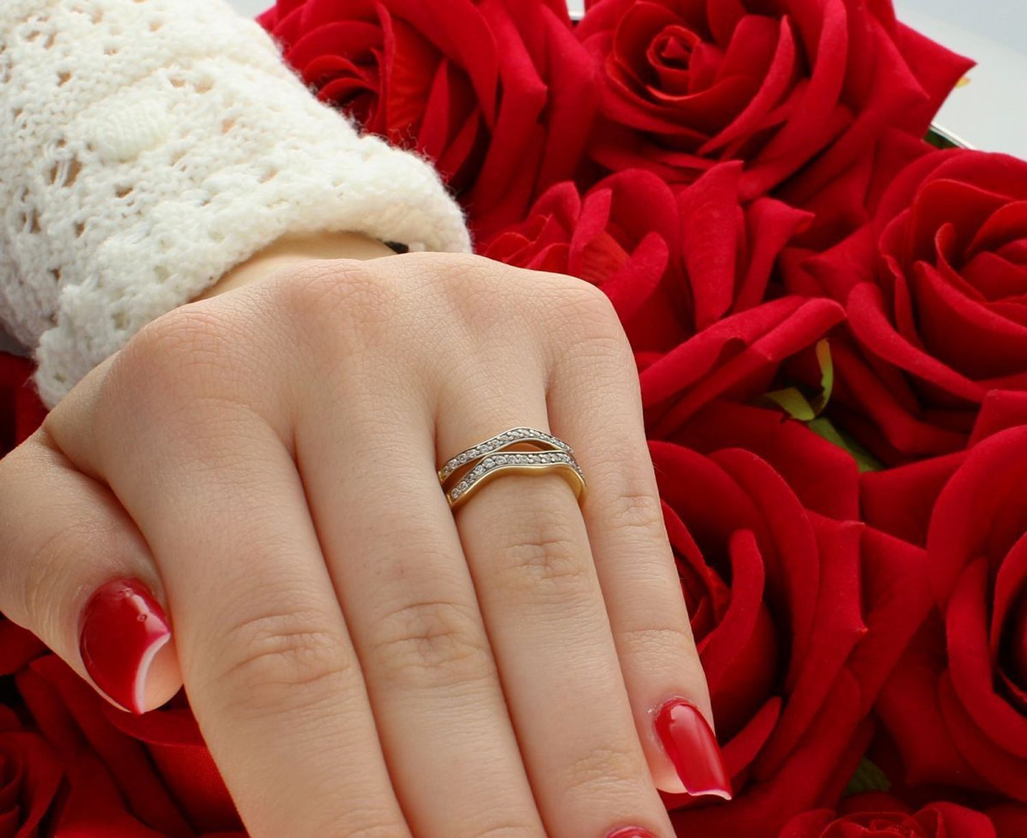 Złoty pierścionek damski 585 z cyrkoniami, model DIA-PRS-6072-585. Waga 2,95 g, rozmiar 12, szerokość góry 6 mm. Stylowy, elegancki i ponadczasowy wybór. Sprawdź w naszym sklepie!1.jpg