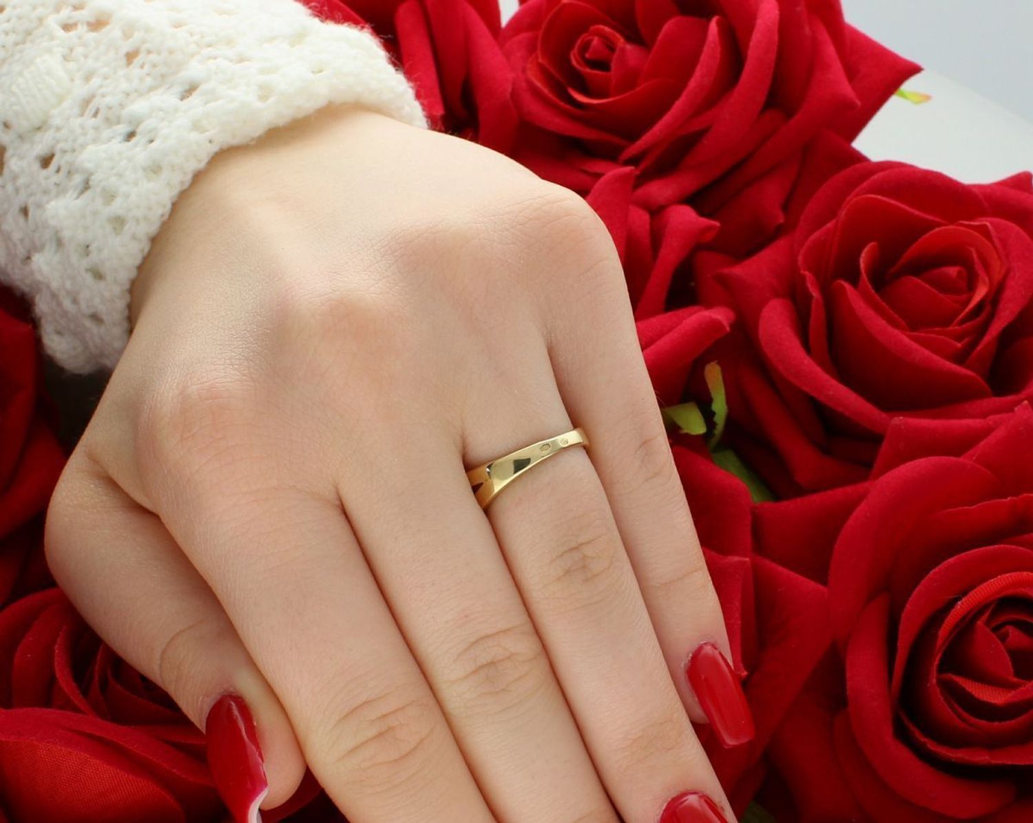 Złoty pierścionek damski 585 z cyrkoniami, model DIA-PRS-6072-585. Waga 2,95 g, rozmiar 12, szerokość góry 6 mm. Stylowy, elegancki i ponadczasowy wybór. Sprawdź w naszym sklepie!1.jpg