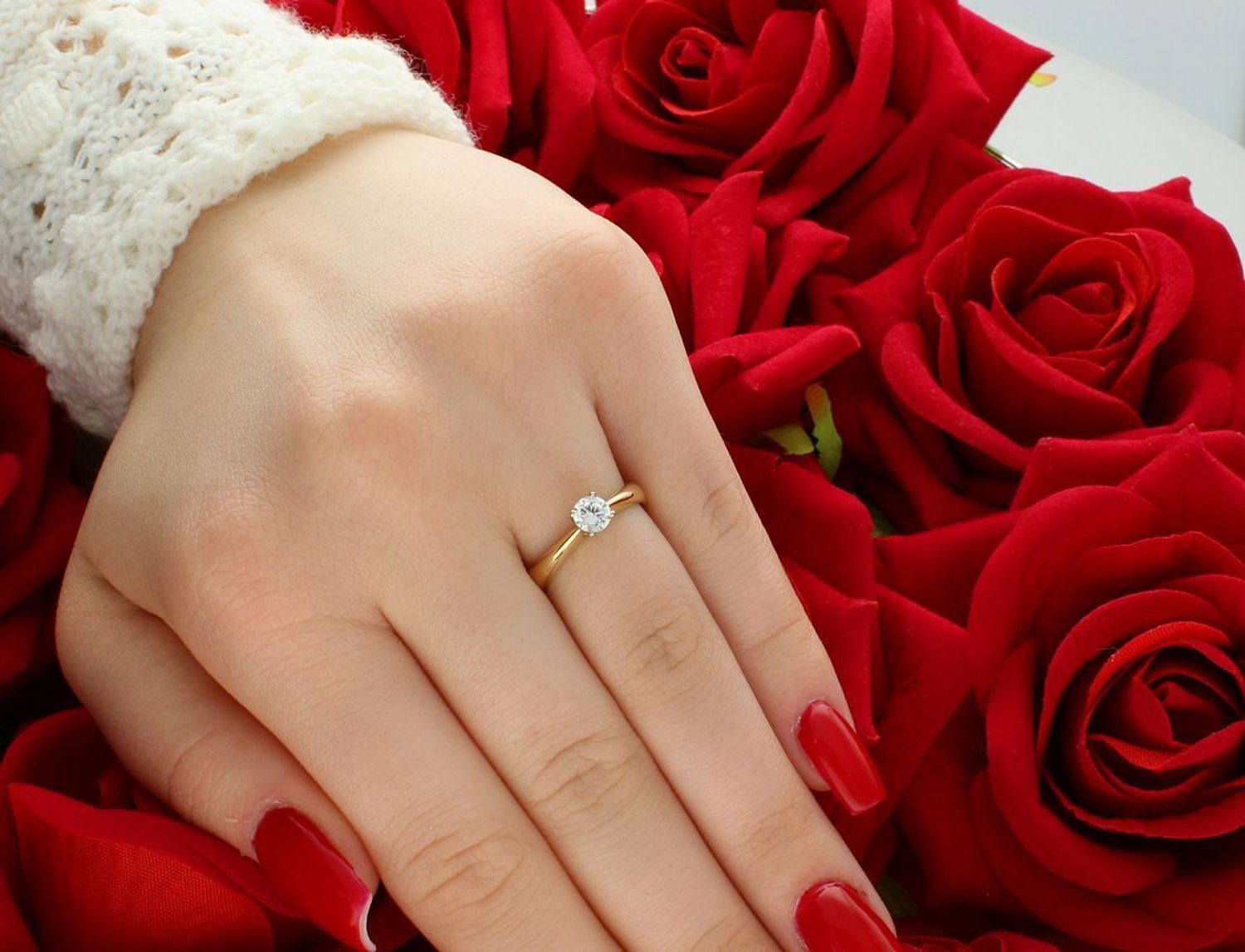 Złoty pierścionek damski próby 585 z subtelną cyrkonią. Waga 3,00 g, szerokość szyny 3 mm. Idealny wybór na prezent lub wyjątkową okazję.1.jpg