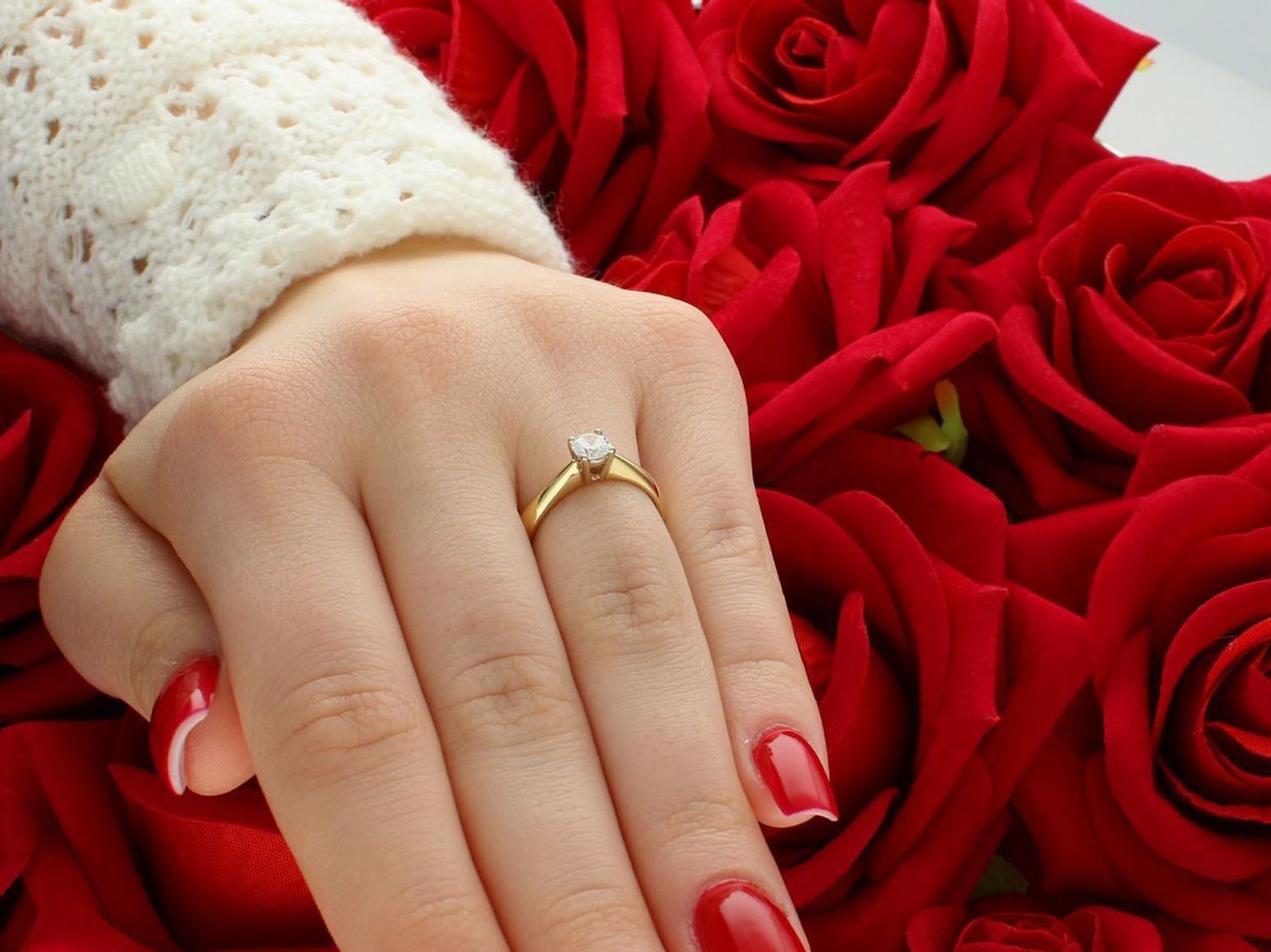 Złoty pierścionek damski próby 585 z subtelną cyrkonią. Waga 3,00 g, szerokość szyny 3 mm. Idealny wybór na prezent lub wyjątkową okazję.1.jpg