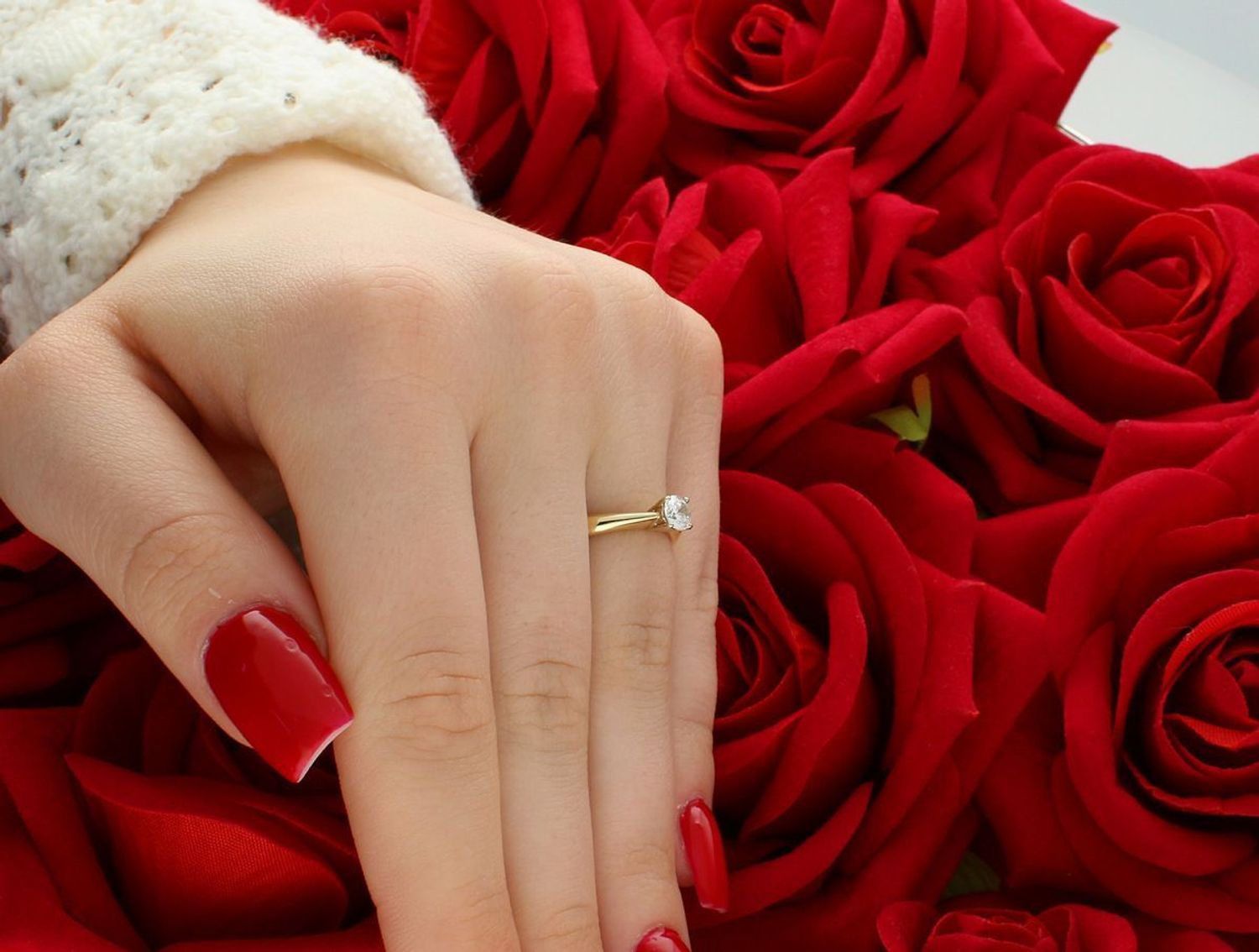 Złoty pierścionek damski próby 585 z subtelną cyrkonią. Waga 3,00 g, szerokość szyny 3 mm. Idealny wybór na prezent lub wyjątkową okazję.1.jpg