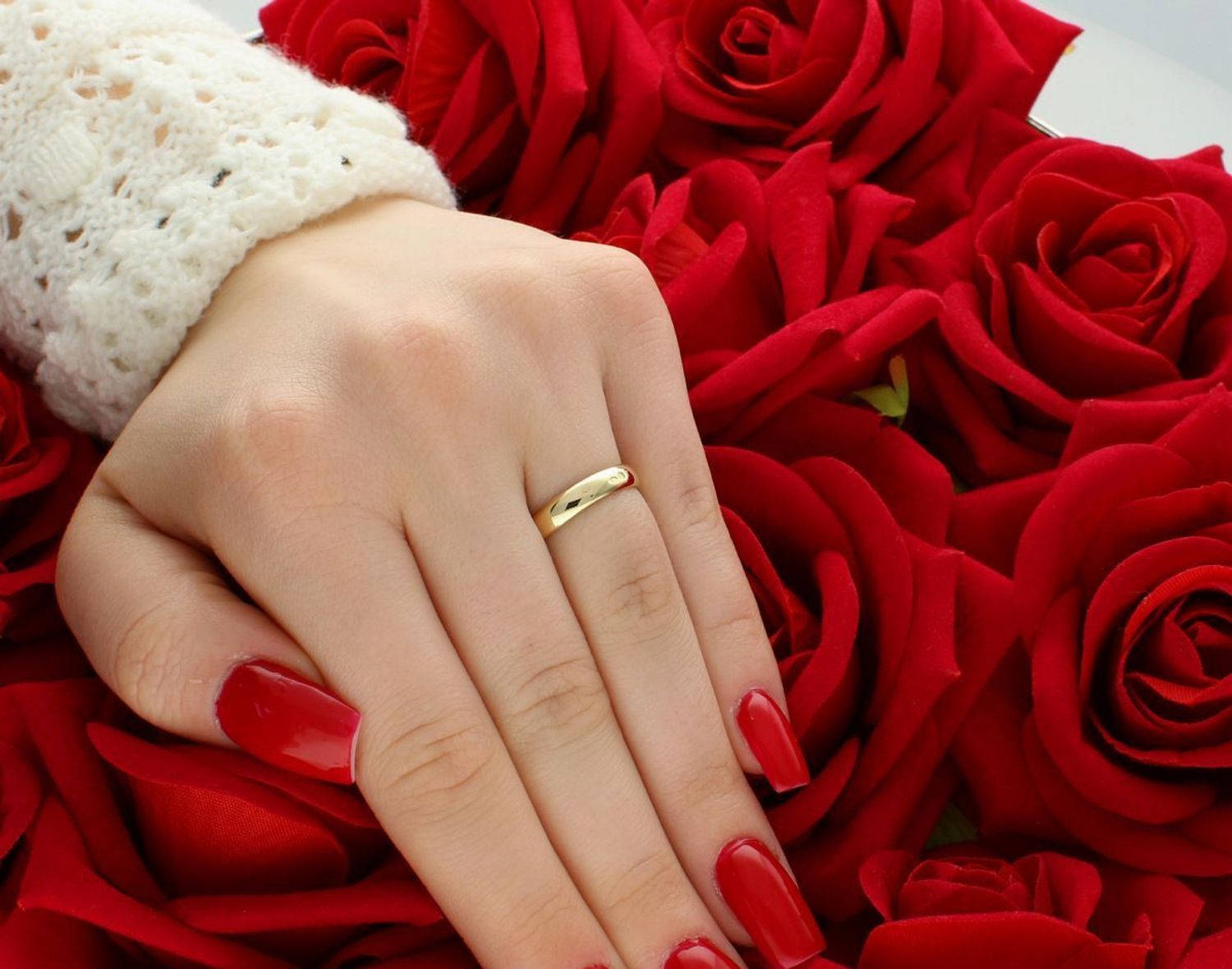 Złoty pierścionek damski próby 585 z subtelną cyrkonią. Waga 3,00 g, szerokość szyny 3 mm. Idealny wybór na prezent lub wyjątkową okazję.1.jpg