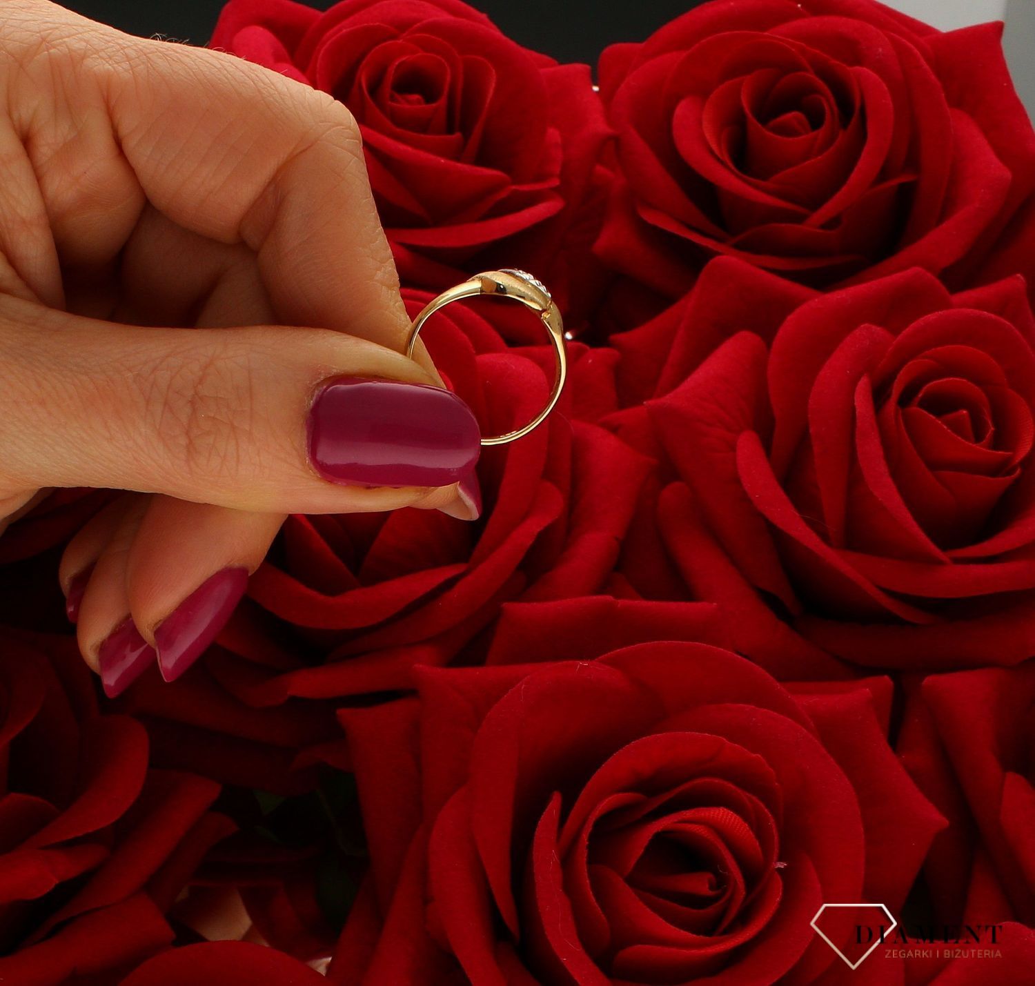Złoty pierścionek 585 w połączeniu z matem i białym złotem DIA-PRS-6074-585. Pierścionek o matowym wykończeniu i dodatku białego złota.  Pierścionek doskonały na co dzień jak i do wieczorowych kreacji. Pierścionek z 14- kara (4).jpg