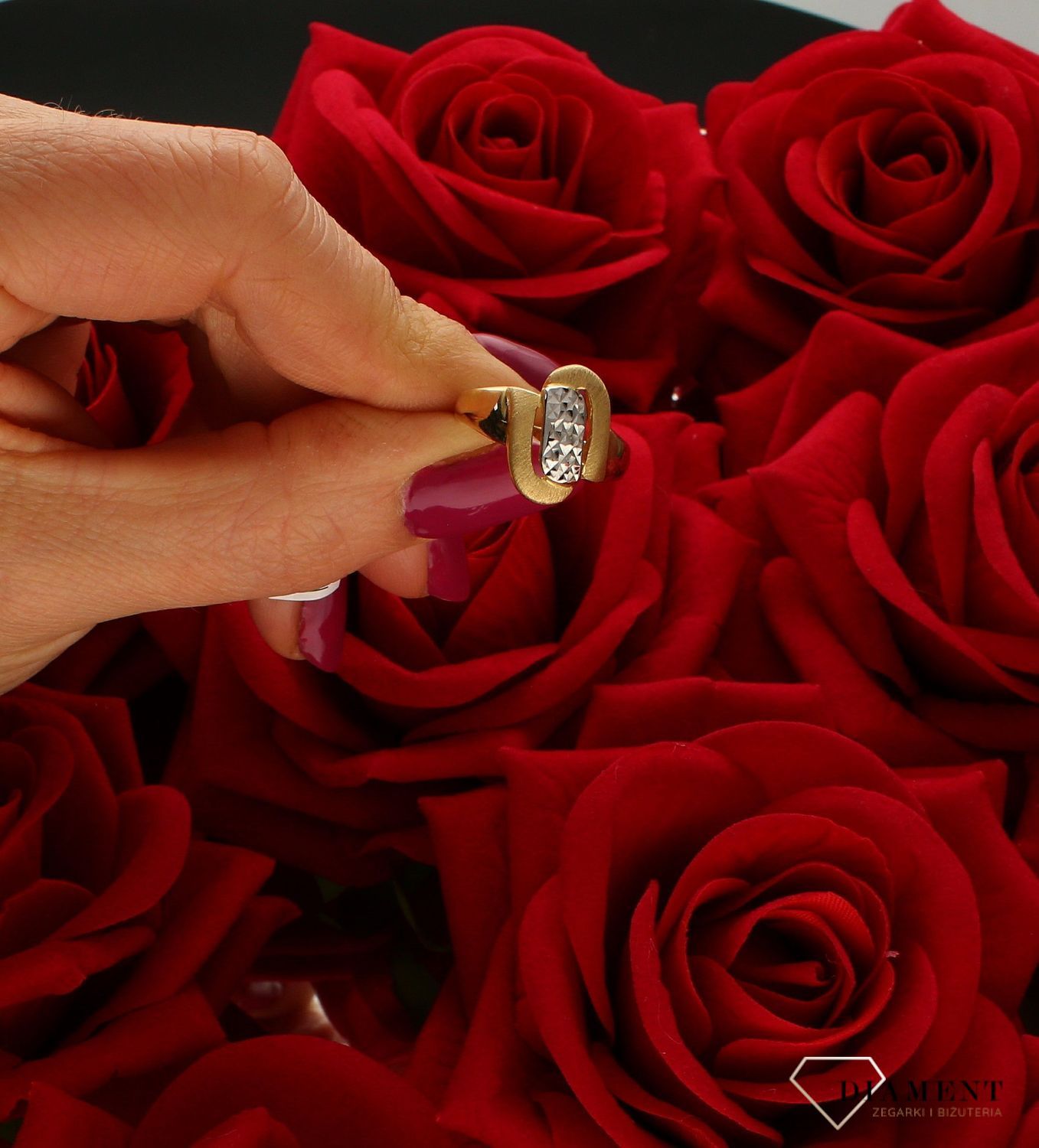 Złoty pierścionek 585 w połączeniu z matem i białym złotem DIA-PRS-6074-585. Pierścionek o matowym wykończeniu i dodatku białego złota.  Pierścionek doskonały na co dzień jak i do wieczorowych kreacji. Pierścionek z 14- kara (4).jpg