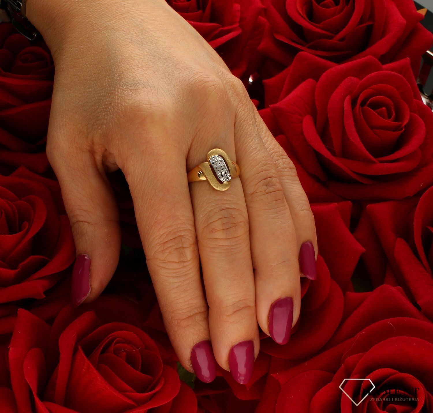 Złoty pierścionek 585 w połączeniu z matem i białym złotem DIA-PRS-6074-585. Pierścionek o matowym wykończeniu i dodatku białego złota.  Pierścionek doskonały na co dzień jak i do wieczorowych kreacji. Pierścionek z 14- kara (4).jpg