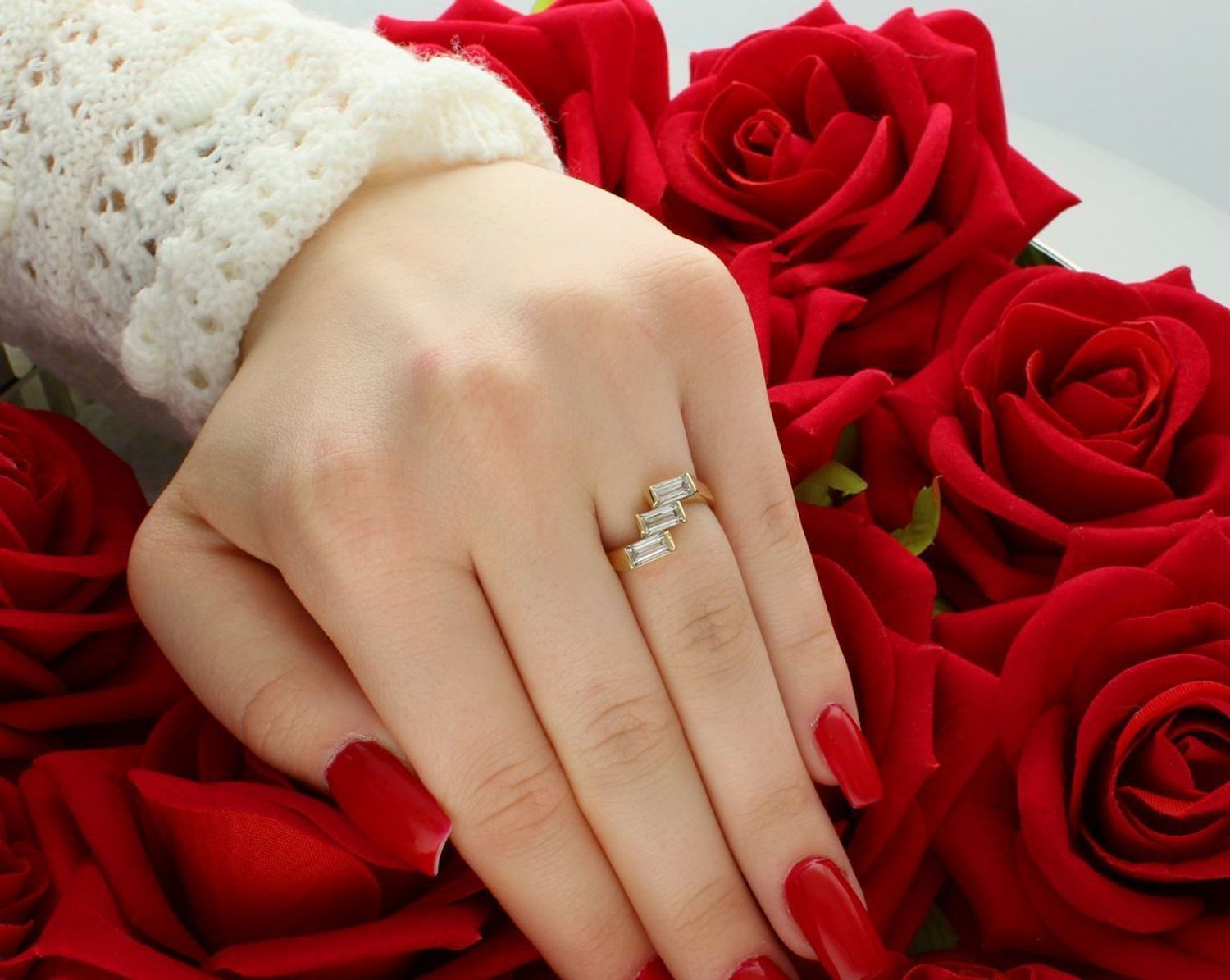 Złoty pierścionek damski próby 585 z trzema prostokątnymi cyrkoniami. Waga 3,21 g, rozmiar 12, szerokość szyny 2 mm. Piękna biżuteria idealna na prezent.1.jpg