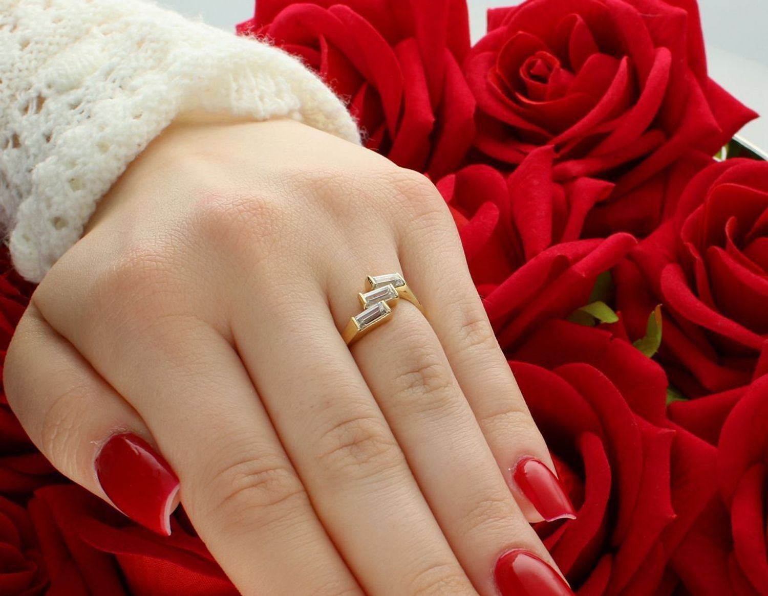 Złoty pierścionek damski próby 585 z trzema prostokątnymi cyrkoniami. Waga 3,21 g, rozmiar 12, szerokość szyny 2 mm. Piękna biżuteria idealna na prezent.1.jpg