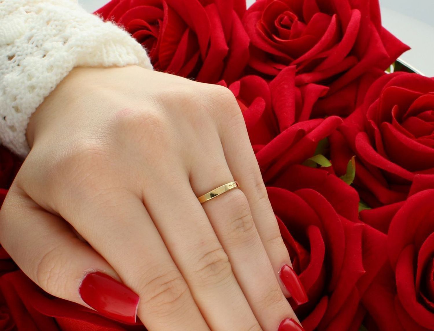 Złoty pierścionek damski próby 585 z trzema prostokątnymi cyrkoniami. Waga 3,21 g, rozmiar 12, szerokość szyny 2 mm. Piękna biżuteria idealna na prezent.1.jpg