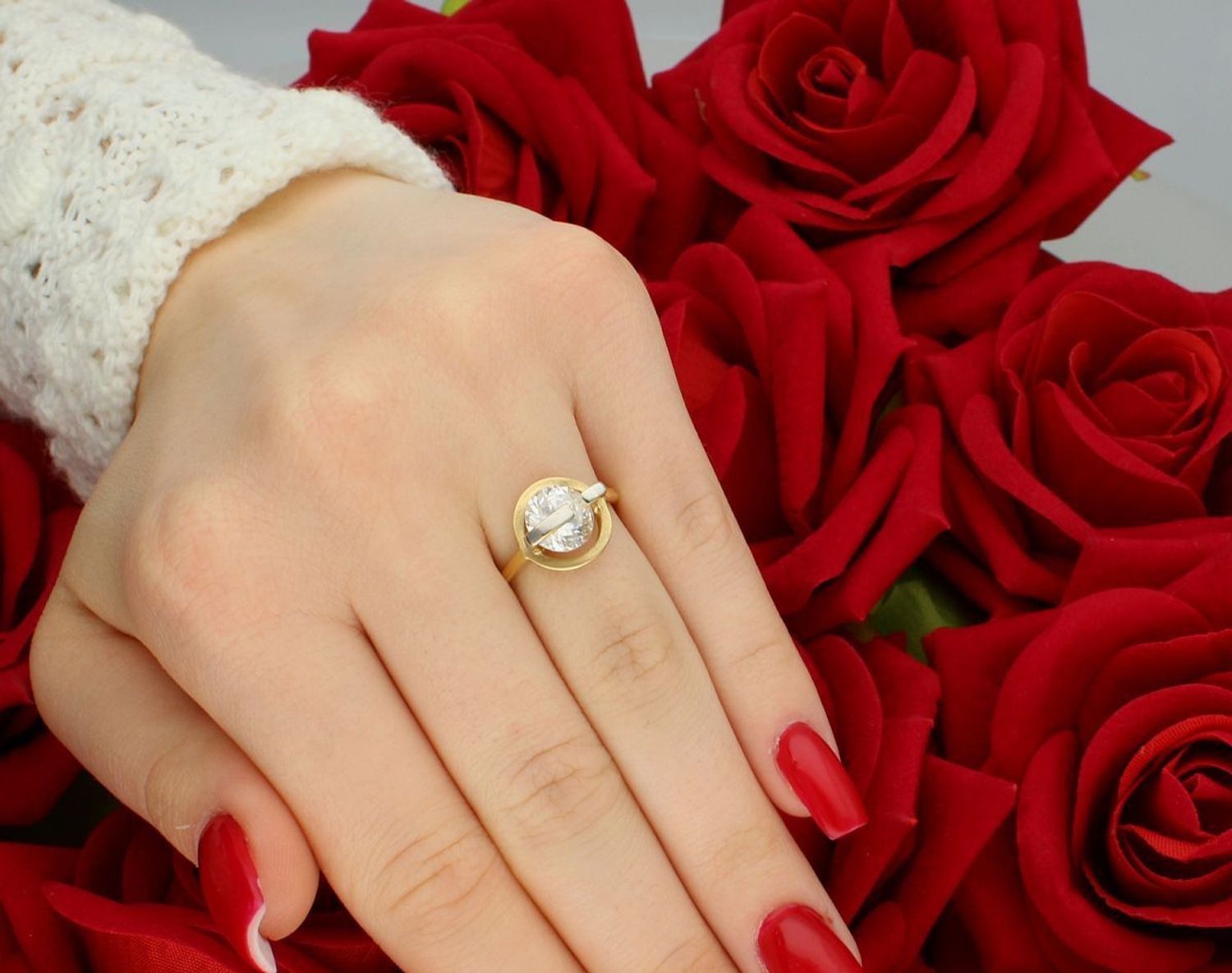 Olśniewający złoty pierścionek damski próby 585 z dużą cyrkonią. Waga 3,41 g, szerokość ozdobnego elementu 1,2 cm – idealny na prezent lub zaręczyny.1.jpg