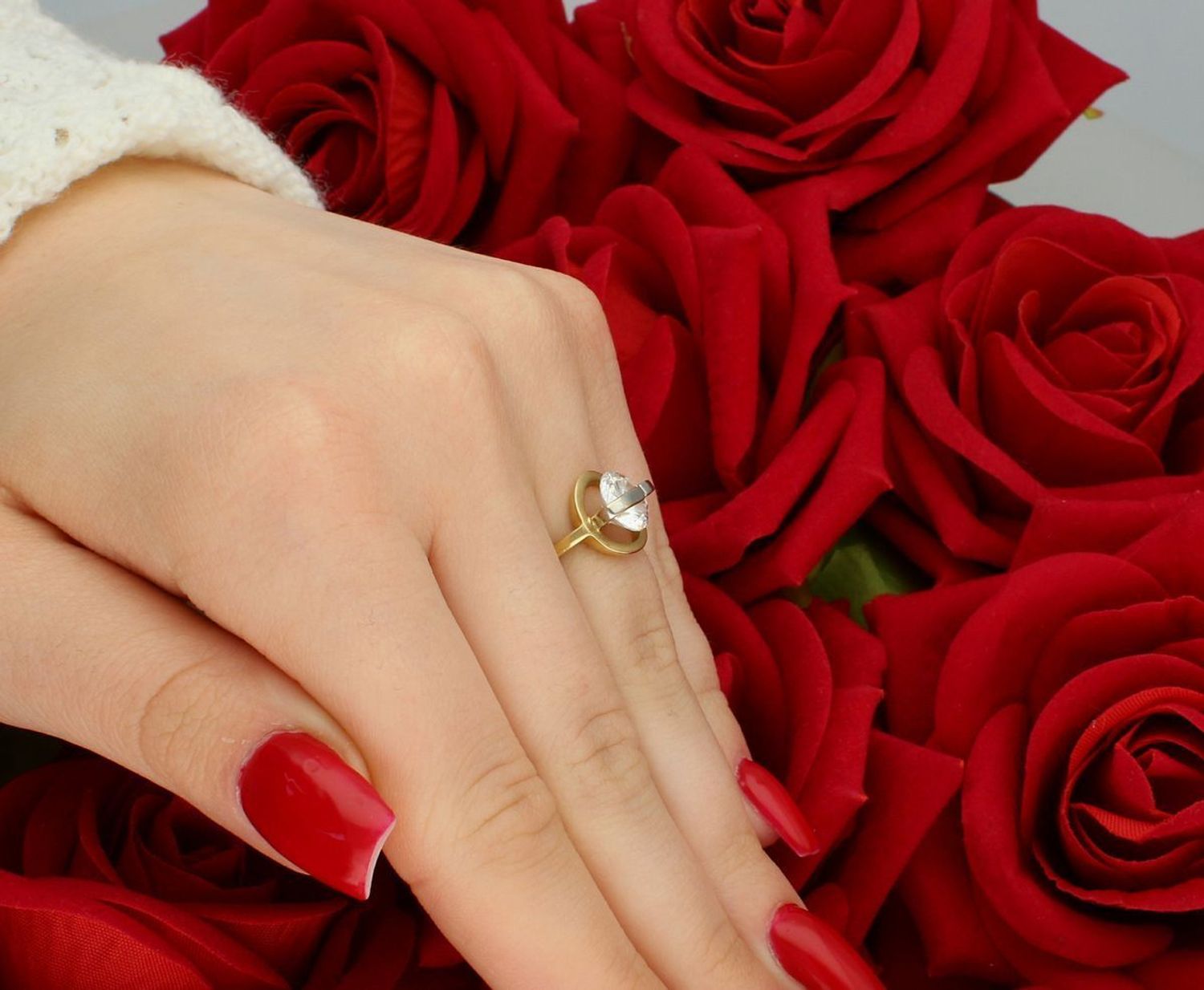 Olśniewający złoty pierścionek damski próby 585 z dużą cyrkonią. Waga 3,41 g, szerokość ozdobnego elementu 1,2 cm – idealny na prezent lub zaręczyny.1.jpg