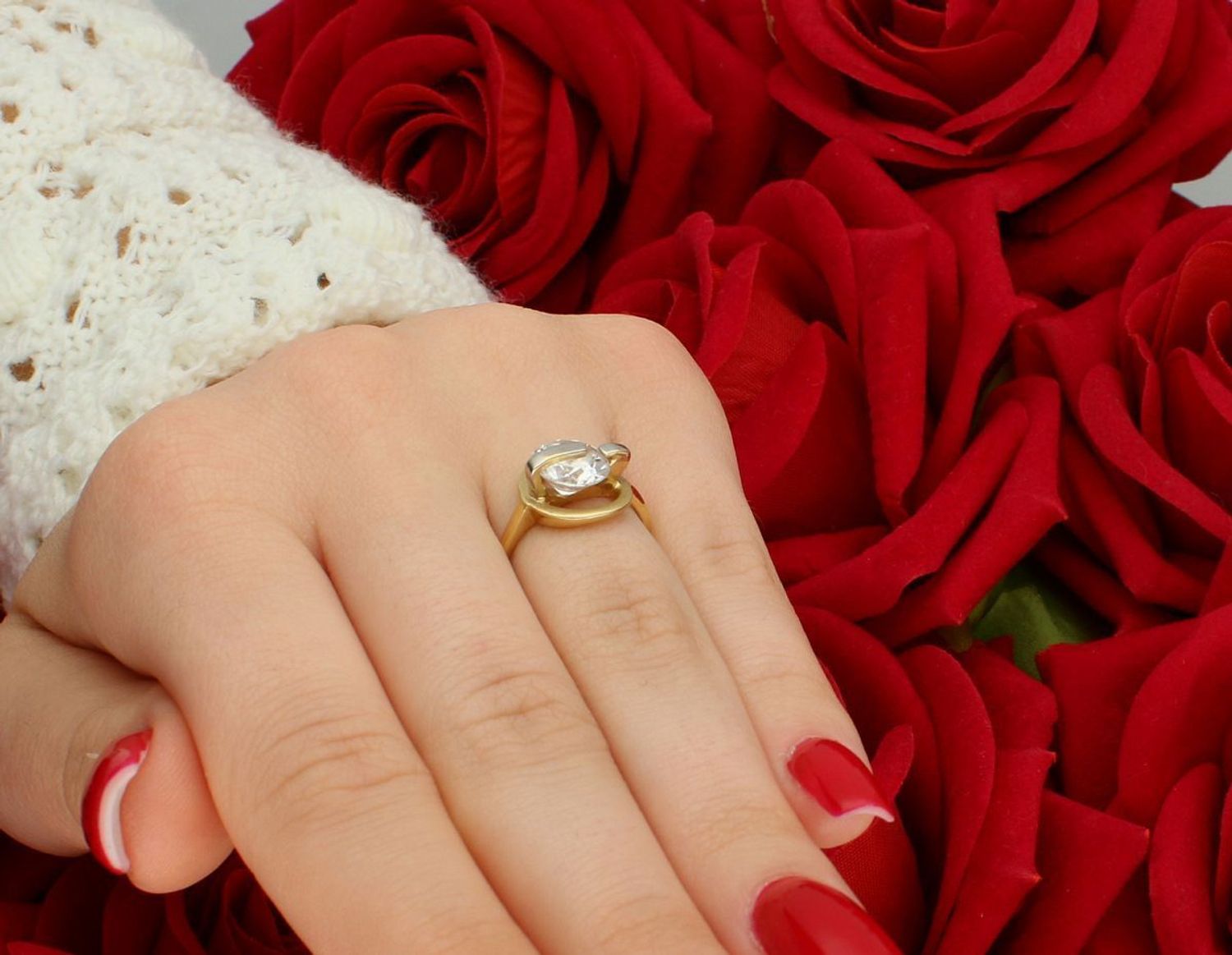 Olśniewający złoty pierścionek damski próby 585 z dużą cyrkonią. Waga 3,41 g, szerokość ozdobnego elementu 1,2 cm – idealny na prezent lub zaręczyny.1.jpg