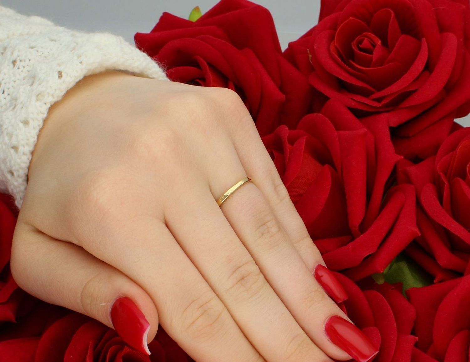 Olśniewający złoty pierścionek damski próby 585 z dużą cyrkonią. Waga 3,41 g, szerokość ozdobnego elementu 1,2 cm – idealny na prezent lub zaręczyny.1.jpg