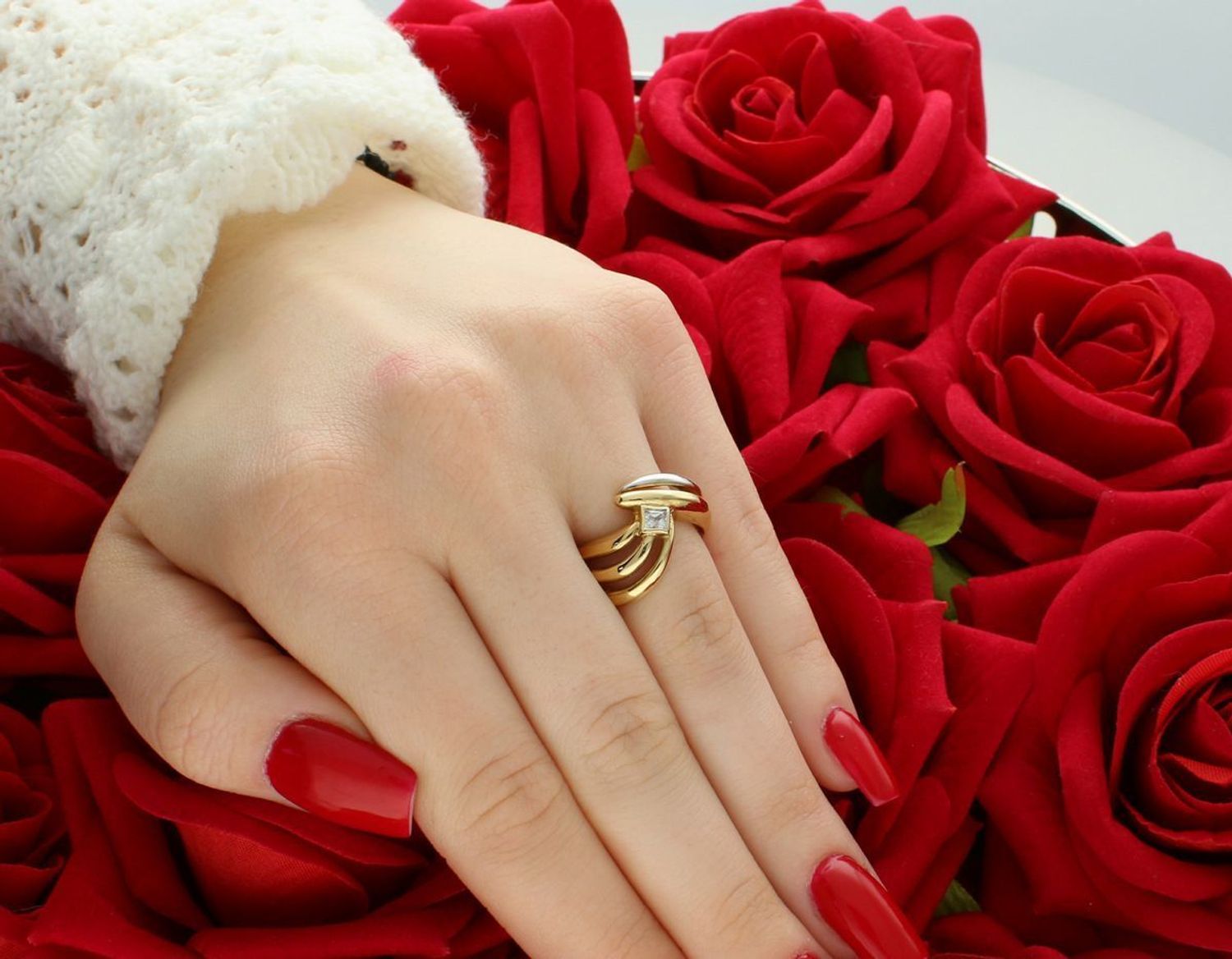 Złoty pierścionek damski próby 585 o nowoczesnym, nieregularnym kształcie. Ozdobiony cyrkonią i paskiem z białego złota. Rozmiar 12, waga 4,64 g – styl i elegancja.2.jpg