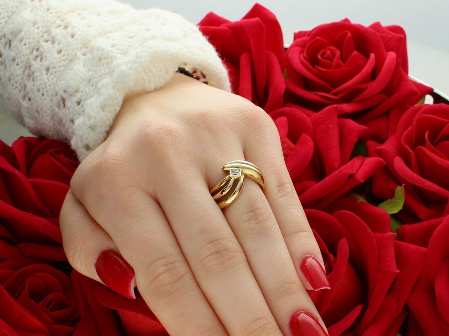 Złoty pierścionek damski próby 585 o nowoczesnym, nieregularnym kształcie. Ozdobiony cyrkonią i paskiem z białego złota. Rozmiar 12, waga 4,64 g – styl i elegancja.2.jpg