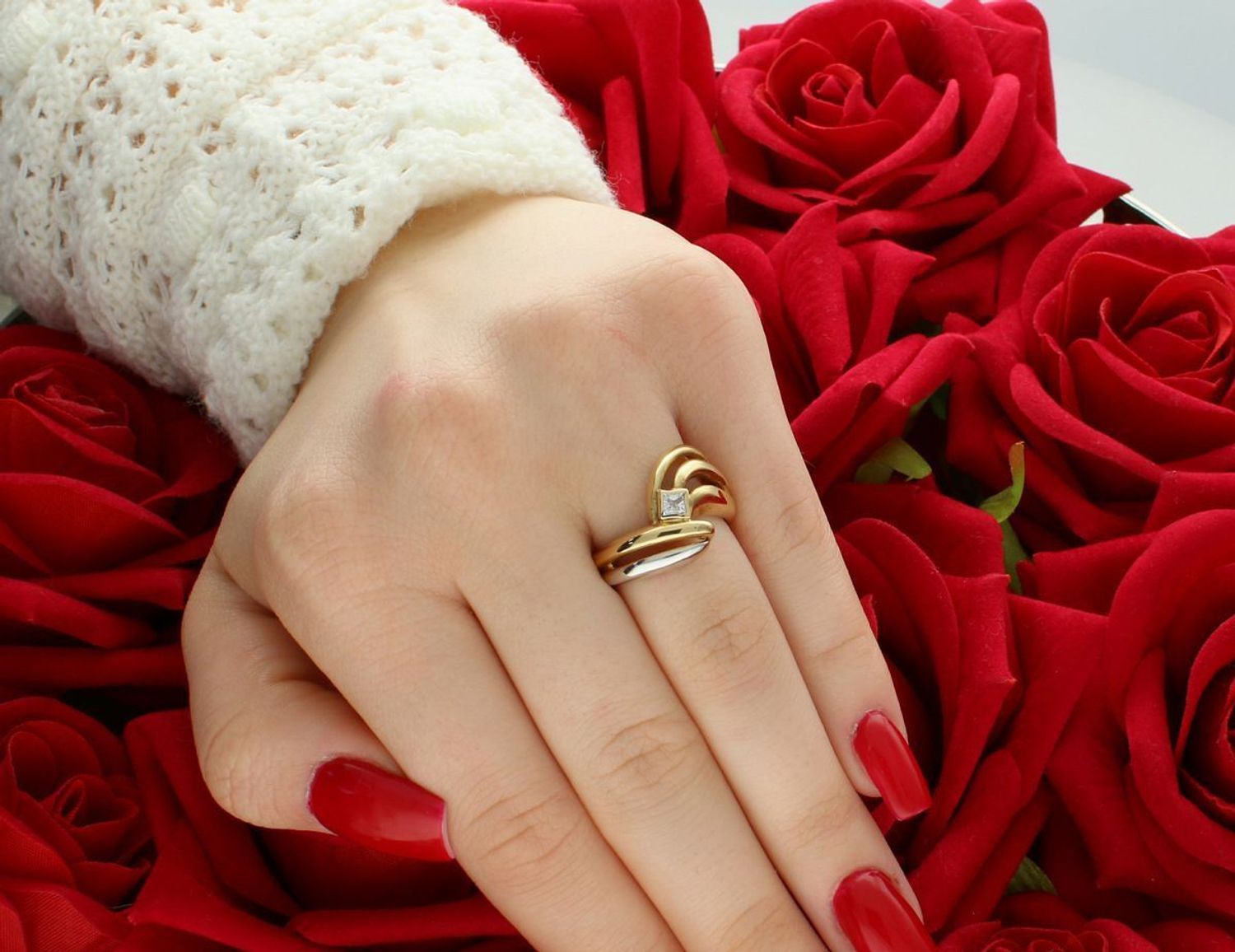 Złoty pierścionek damski próby 585 o nowoczesnym, nieregularnym kształcie. Ozdobiony cyrkonią i paskiem z białego złota. Rozmiar 12, waga 4,64 g – styl i elegancja.2.jpg