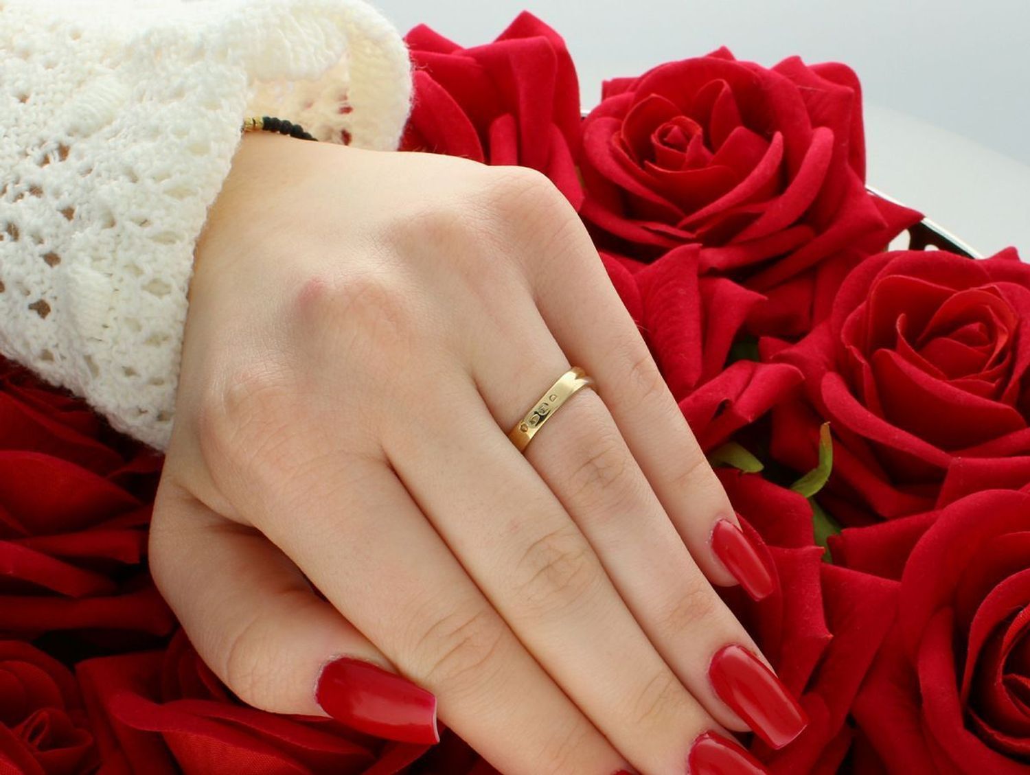 Złoty pierścionek damski próby 585 o nowoczesnym, nieregularnym kształcie. Ozdobiony cyrkonią i paskiem z białego złota. Rozmiar 12, waga 4,64 g – styl i elegancja.2.jpg