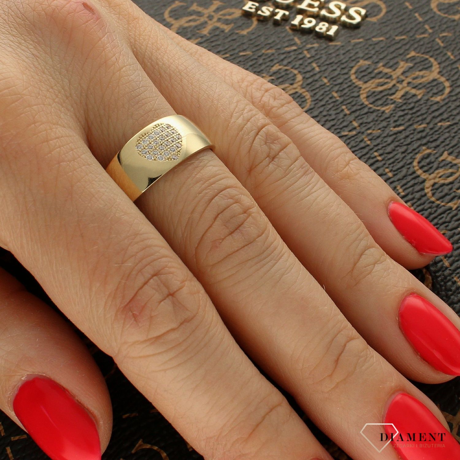 Złoty pierścionek szeroki Serduszko z cyrkonii DIA-PRS-6157-585. Złoty pierścionek damski. Złoty pierścionek z sercem. Złoty pierścionek z cyrkoniami. Złoty pierścionek dla ukocha (1).jpg