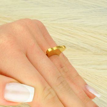 Stalowy Pierścionek Miś w Złotym Kolorze „Tuos”.jpg