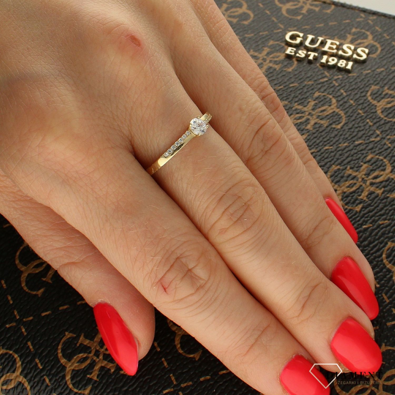 Złoty pierścionek zaręczynowy próby 585 z cyrkoniami DIA-PRS-6160-585. Elegancki pierścionek z kolorze żółtego.jpg