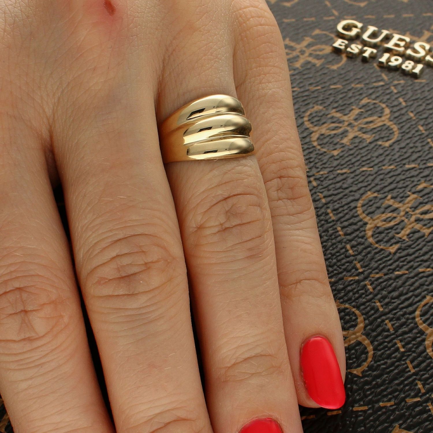 Złoty pierścionek 585 o pofalowanej fakturze DIA-PRS-6162-585. Złoty pierścionek damski. Złoty pierścionek płaski. Złoty pierścionek grawerowany. Złoty pierścionek zaręczynowy. Złoty pierścionek dla ukochanej. Złoty pierścionek idealny n (1).jpg