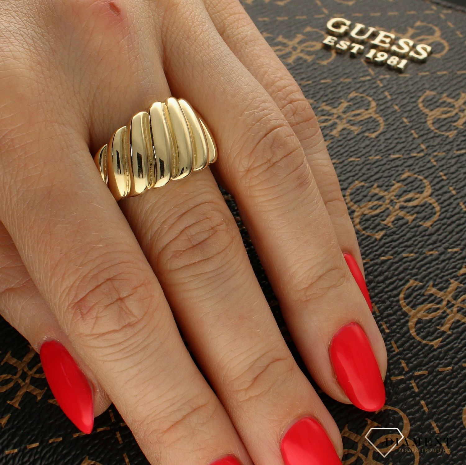 Złoty pierścionek 585 o pofalowanej fakturze DIA-PRS-6193-585.  Złoty pierścionek damski. Złoty pierścionek płaski. Złoty pierścionek grawerowany. Złoty pierścionek zaręczynowy. Złoty pierścionek dla ukoc (1).jpg