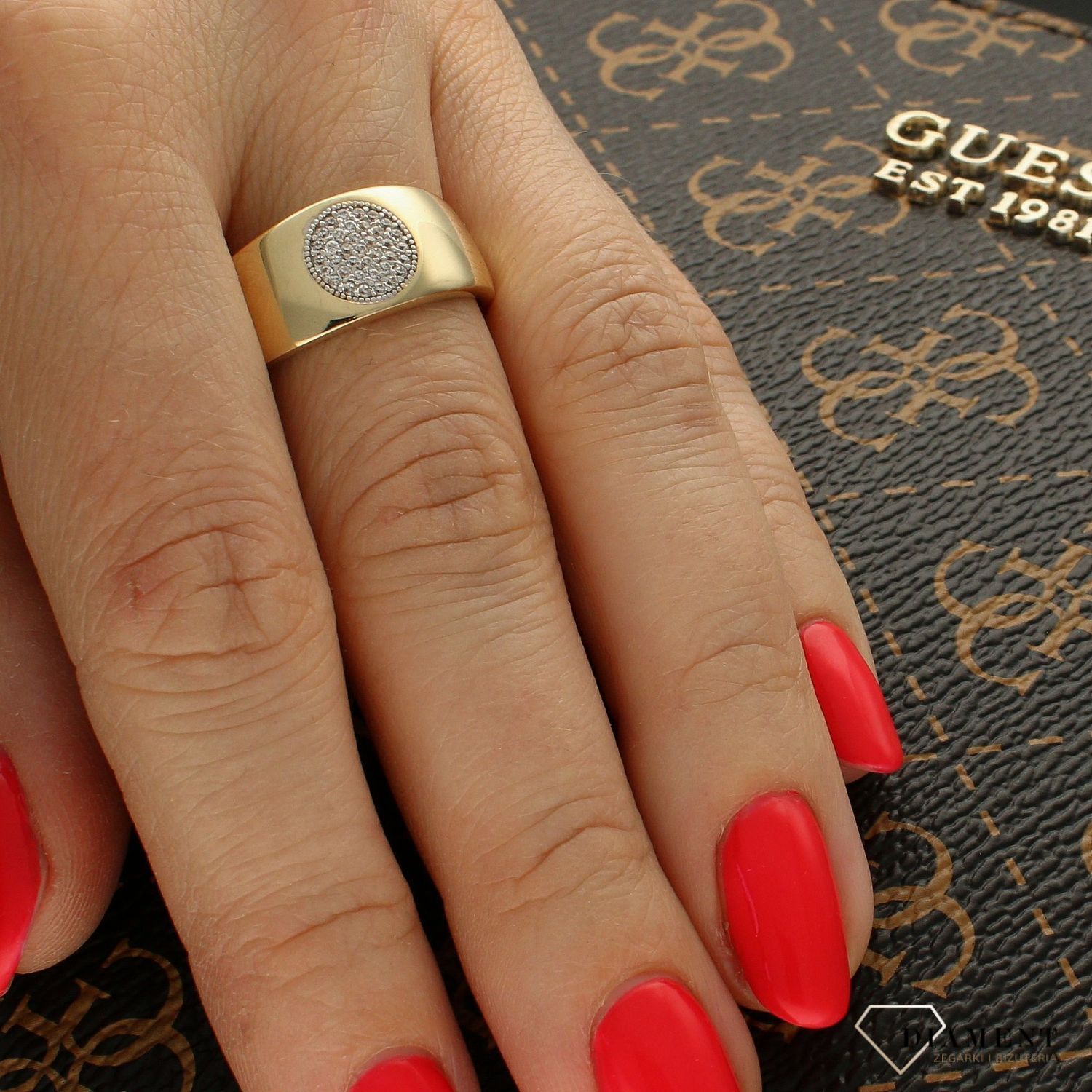 Złoty pierścionek szeroki ''Kółeczko z cyrkonii DIA-PRS-6207-585. Złoty pierścionek damski. Złoty pierścionek płaski. Złoty pierścionek z cyrkoniami. Złoty pierścionek zaręczynowy. Złoty pierścionek (1).jpg