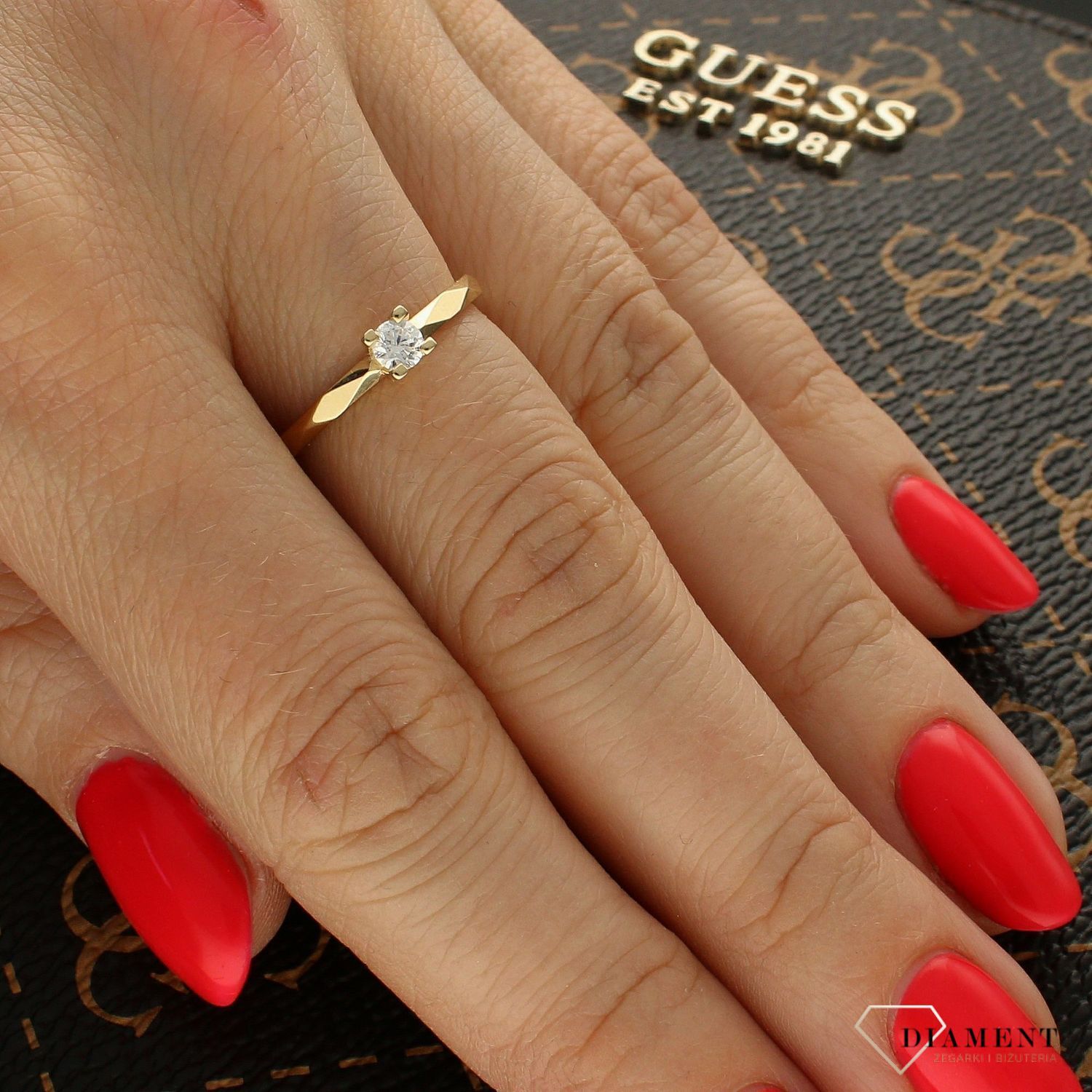 Złoty pierścionek 585 z cyrkonią zaręczynowy DIA-PRS-6232-585.jpg