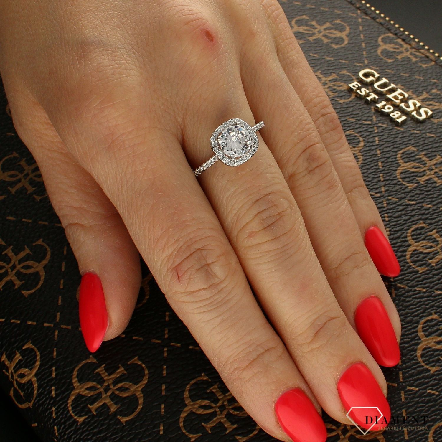 Srebrny pierścionek z białymi kamieniami Bogaty wzór DIA-PRS-6288-925. Srebrny pierścionek z dużą cyrkonią. Srebrny pierścionek bogato zdobiony. Srebrny pierścionek dla każdej kobiety..jpg